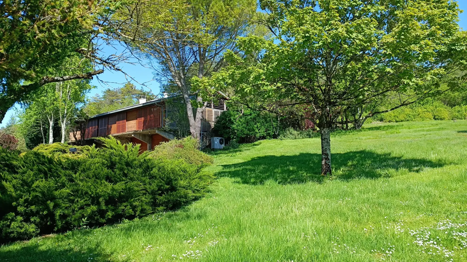 Maison architecte proche nature à Sorges – 183 m² avec terrain de 11 830 m² 