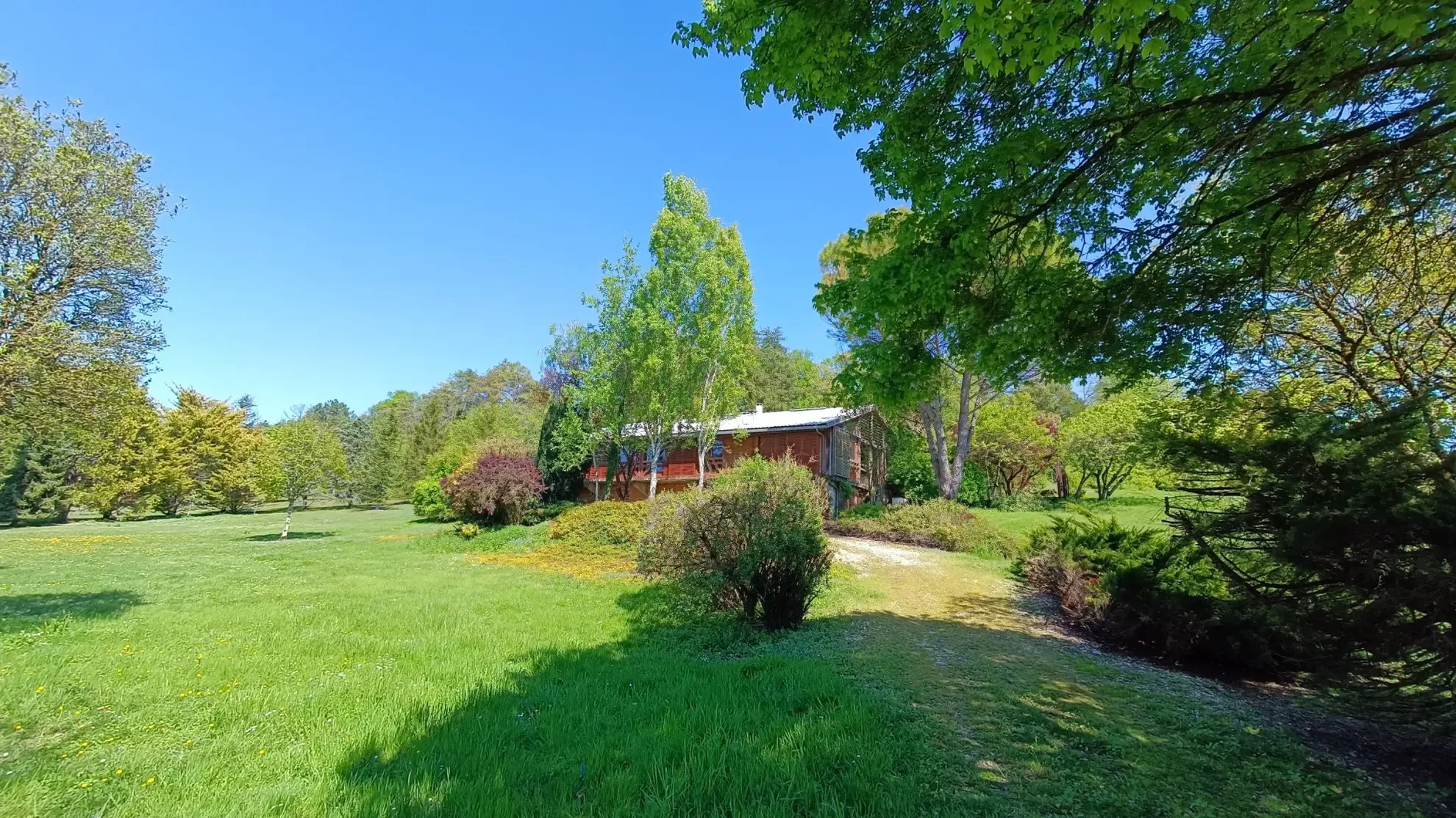 Maison architecte proche nature à Sorges – 183 m² avec terrain de 11 830 m² 
