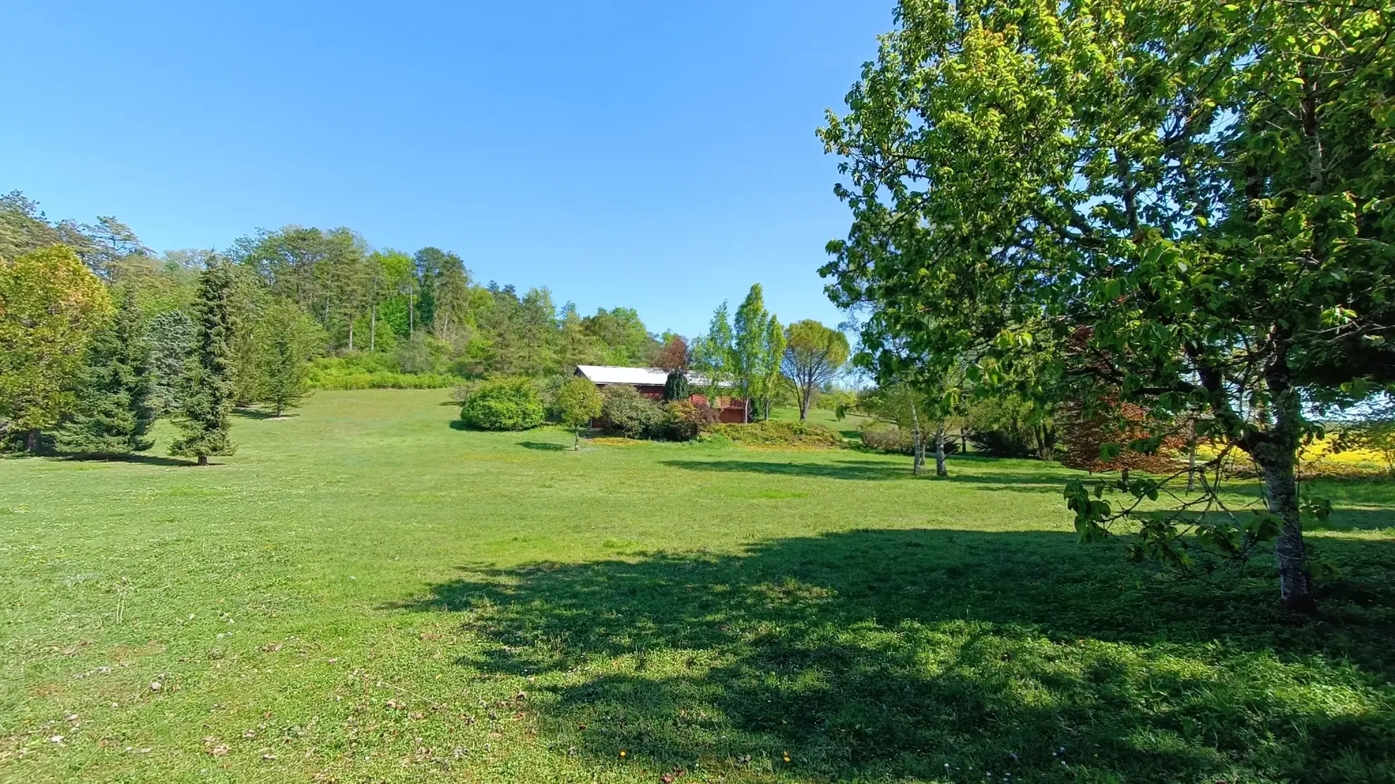Maison architecte proche nature à Sorges – 183 m² avec terrain de 11 830 m² 