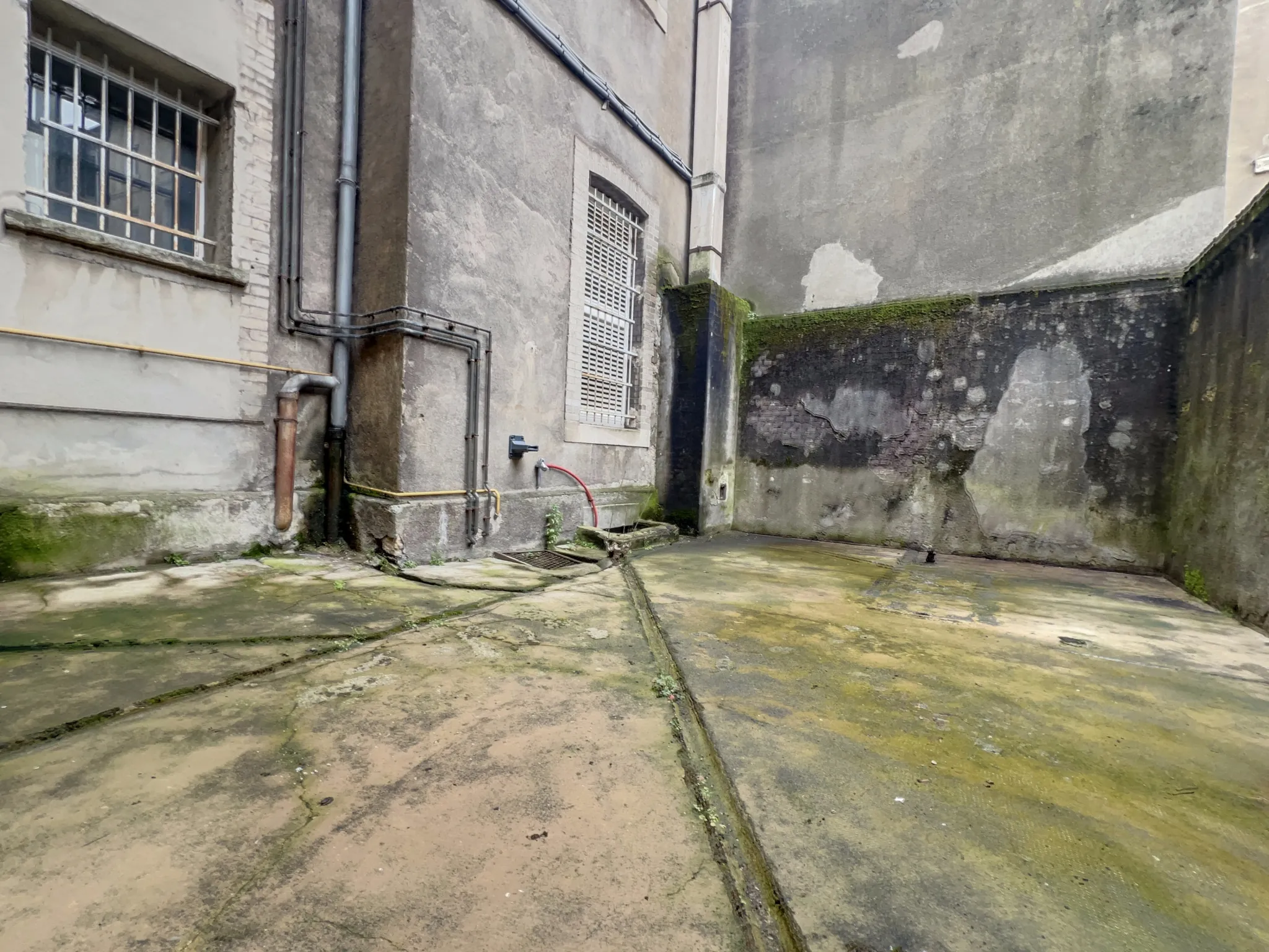 Appartement rénové à Longwy avec parking, terrasse et possibilité d'extension 