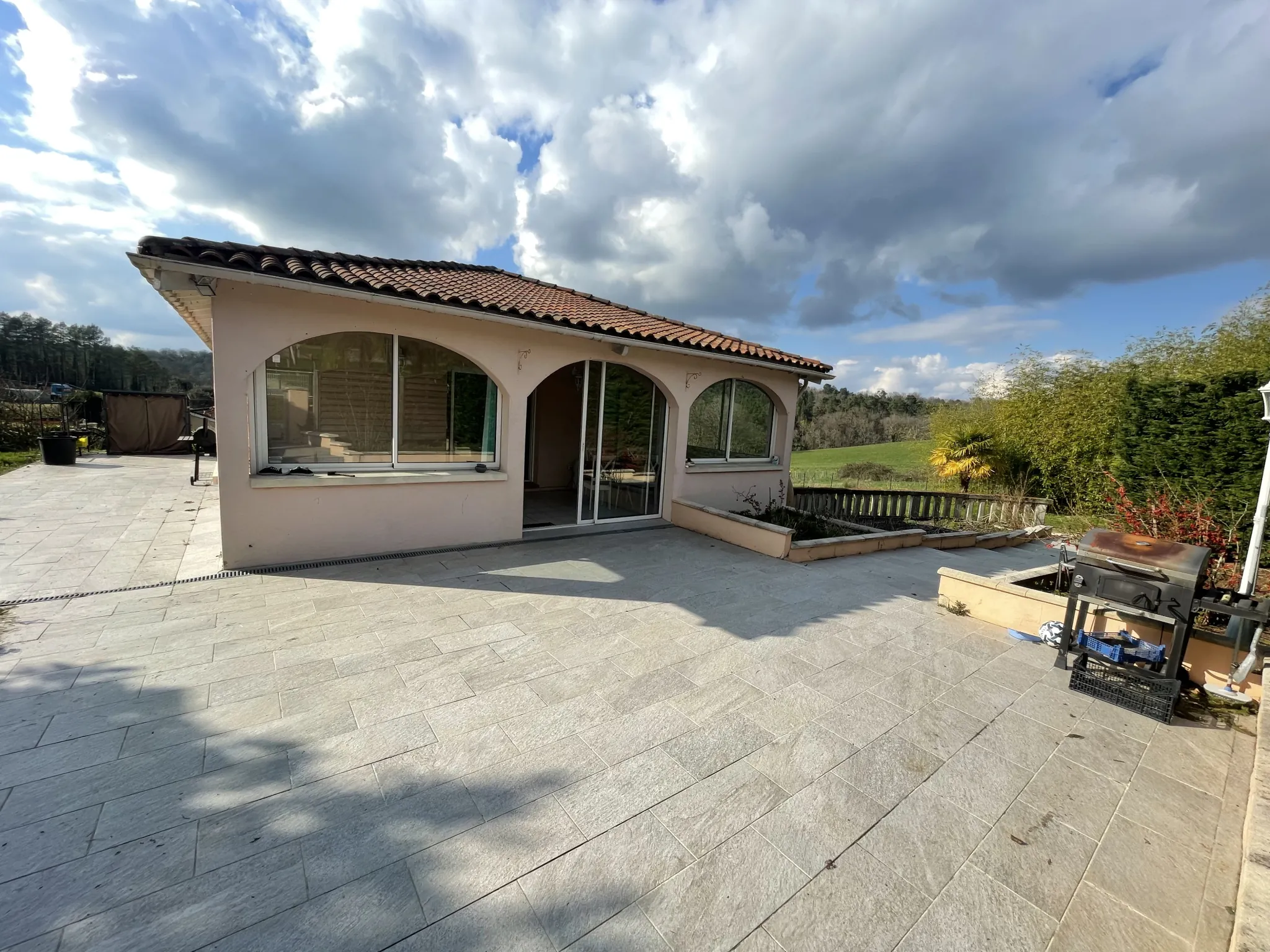 Maison 5 chambres avec sous-sol à Blis et Born en Dordogne, terrain arboré 