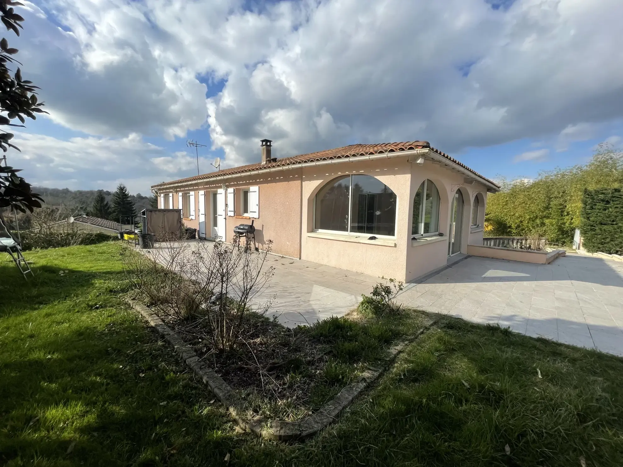 Maison 5 chambres avec sous-sol à Blis et Born en Dordogne, terrain arboré 