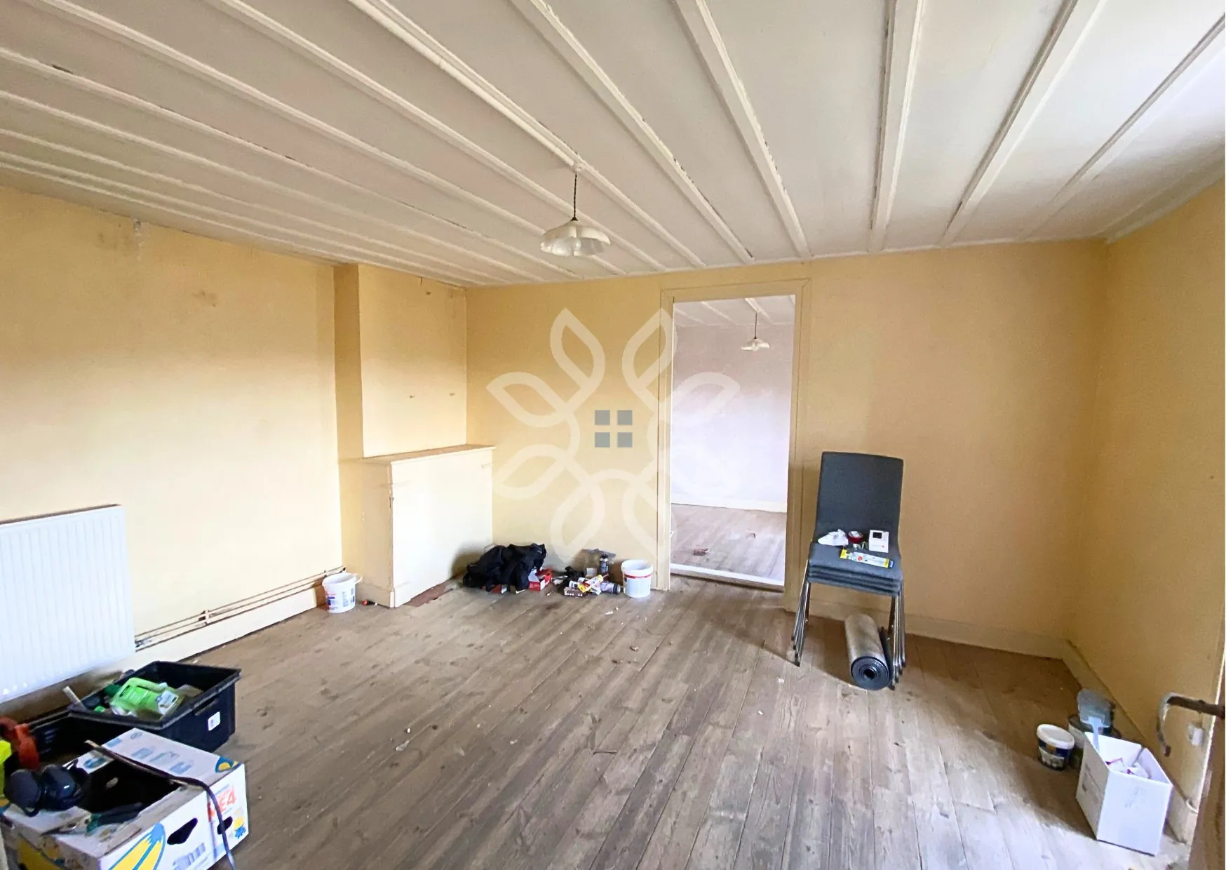 Maison en pierre de 76m² avec dépendances et grand terrain à Blesle 