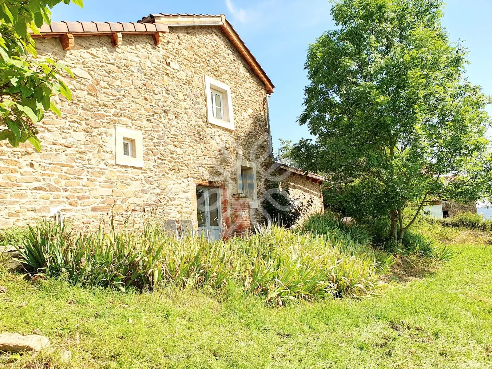 Maison en pierre de 76m² avec dépendances et grand terrain à Blesle