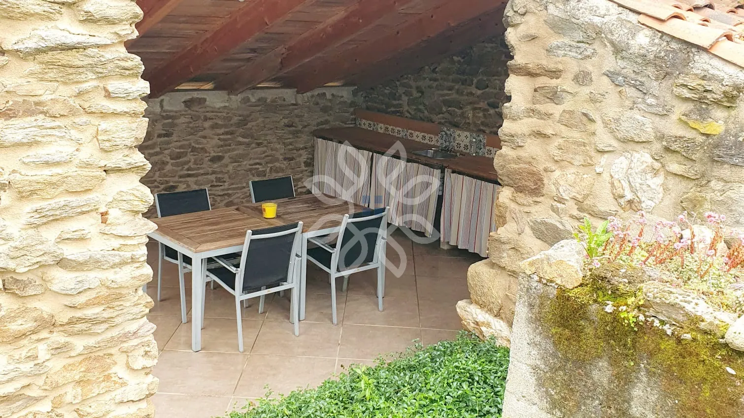 Maison en pierre de 76m² avec dépendances et grand terrain à Blesle 