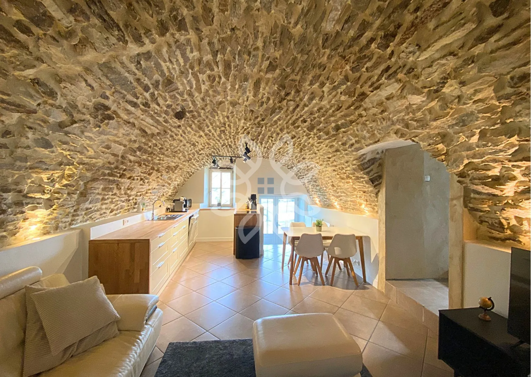 Maison en pierre de 76m² avec dépendances et grand terrain à Blesle 