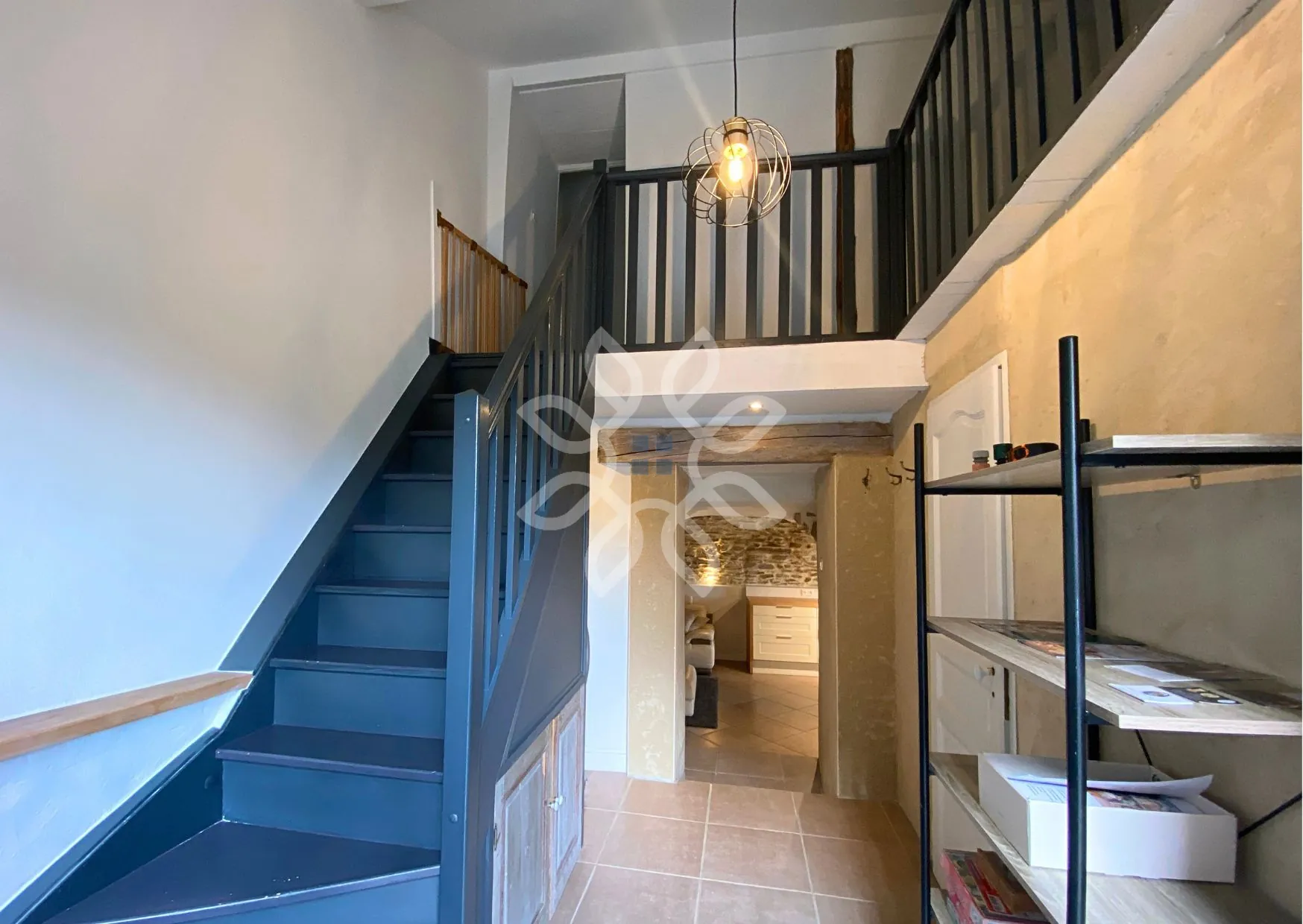 Maison en pierre de 76m² avec dépendances et grand terrain à Blesle 