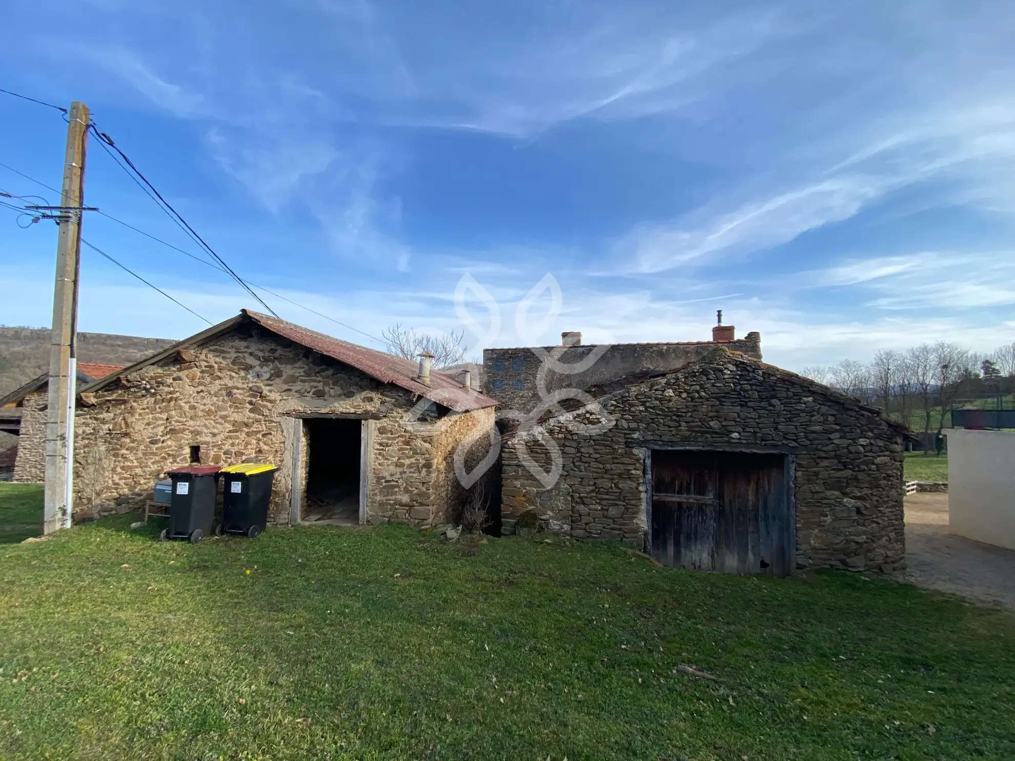 Maison en pierre de 76m² avec dépendances et grand terrain à Blesle 