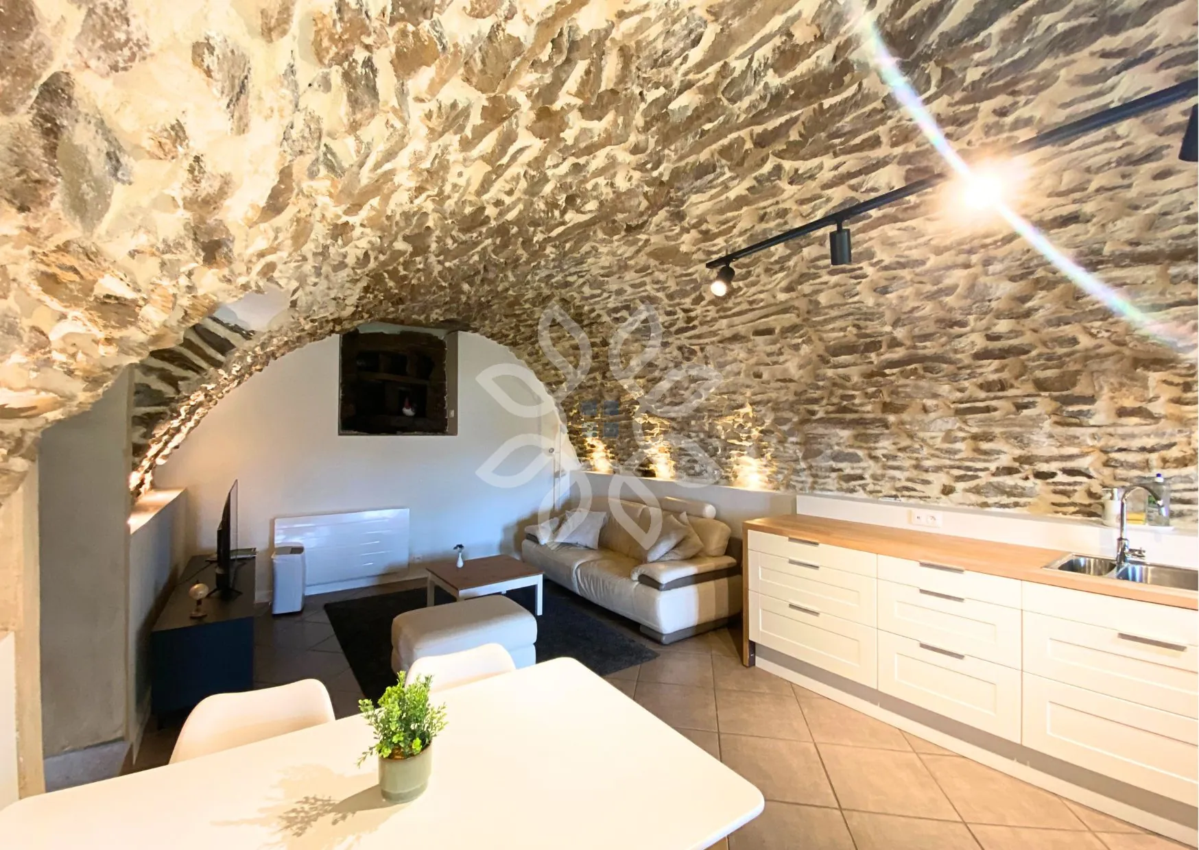 Maison en pierre de 76m² avec dépendances et grand terrain à Blesle 