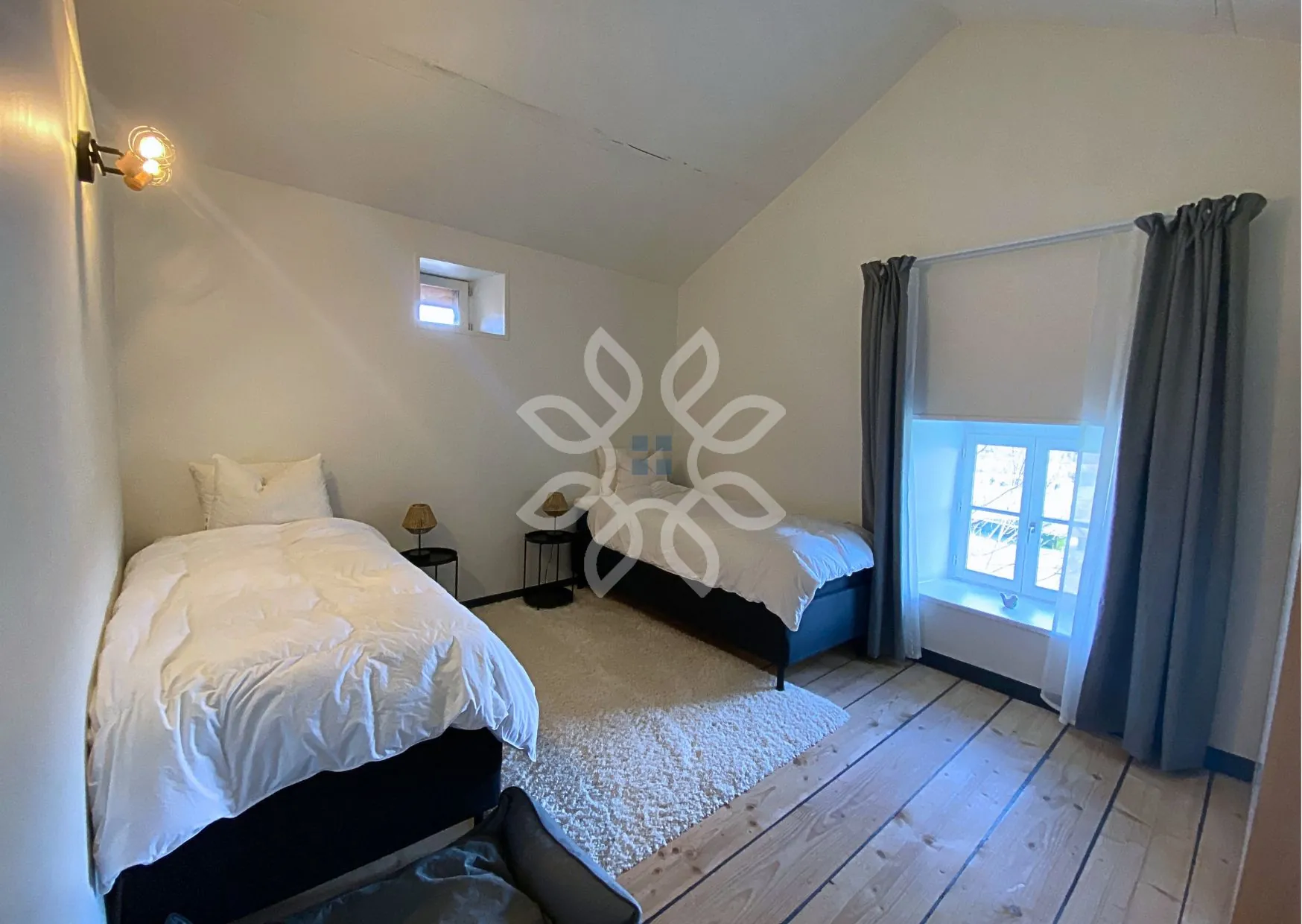 Maison en pierre de 76m² avec dépendances et grand terrain à Blesle 