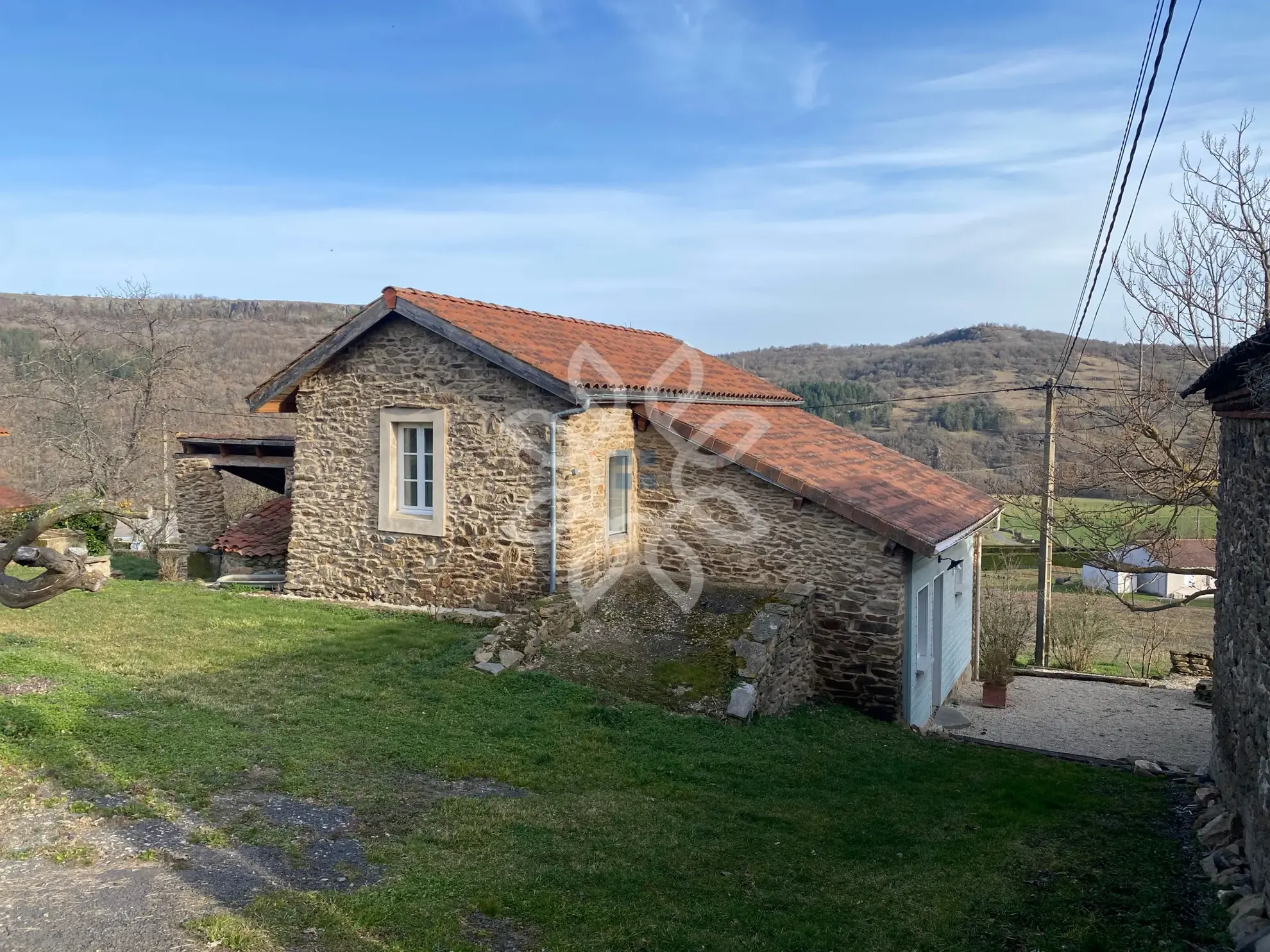 Maison en pierre de 76m² avec dépendances et grand terrain à Blesle 