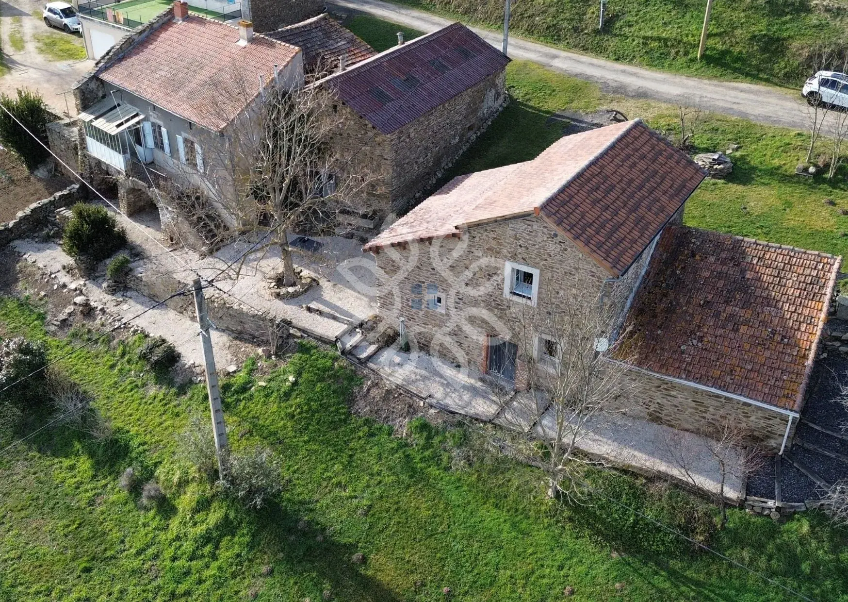 Maison en pierre de 76m² avec dépendances et grand terrain à Blesle 