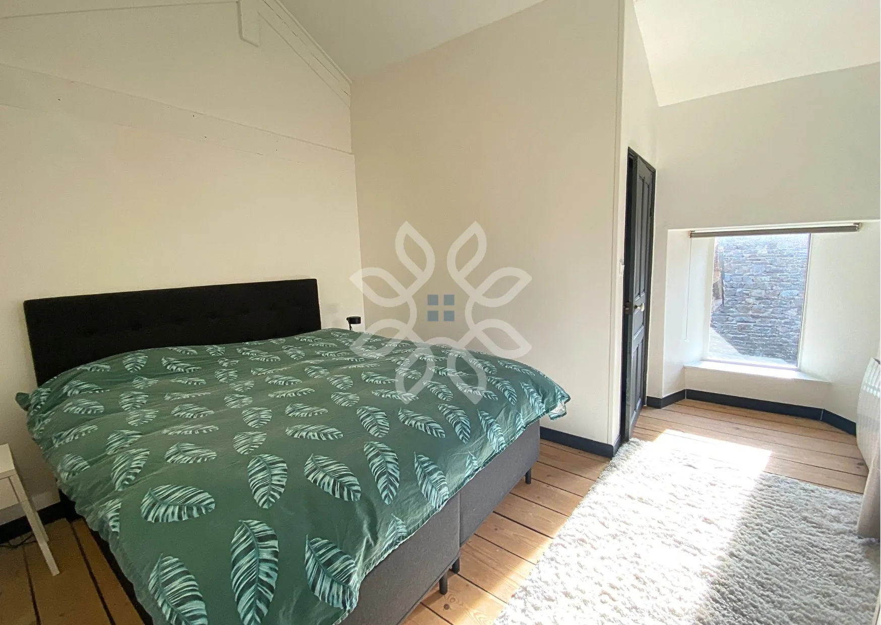 Maison en pierre de 76m² avec dépendances et grand terrain à Blesle 