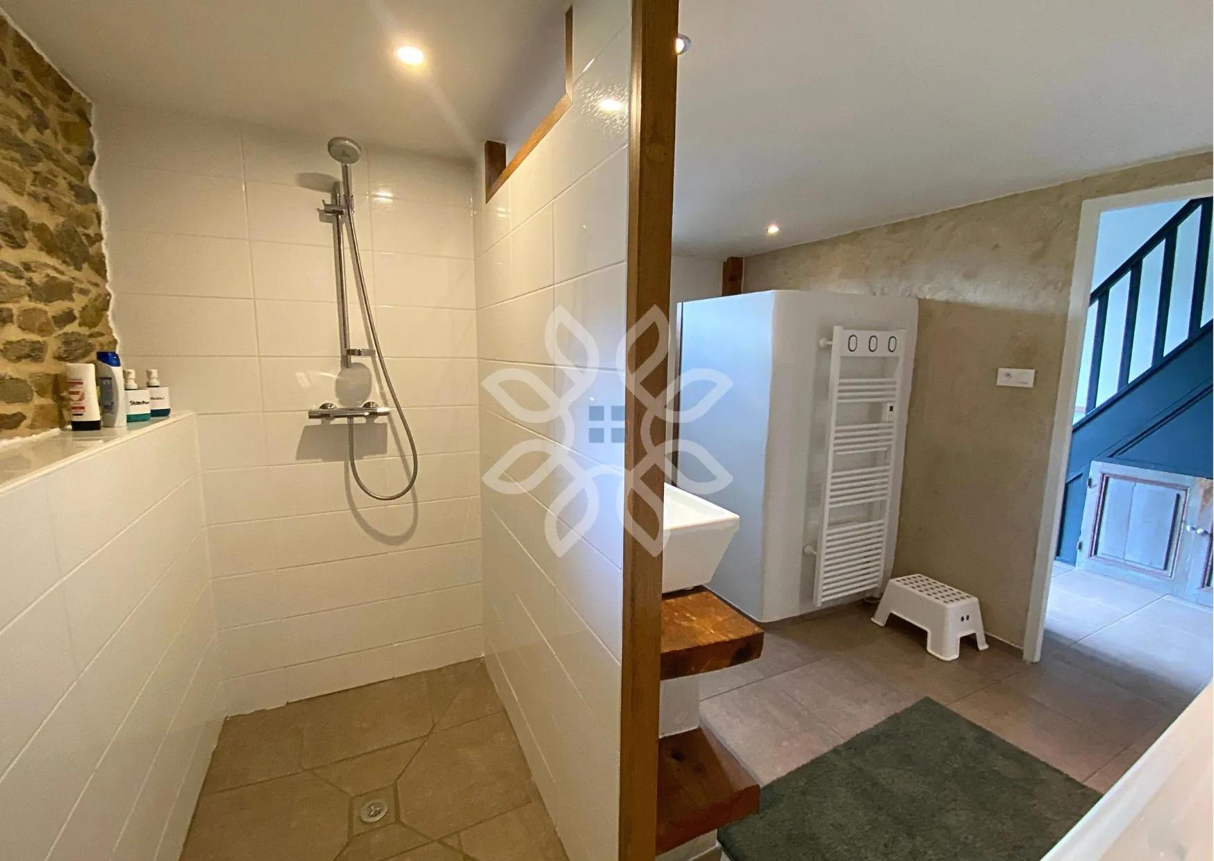 Maison en pierre de 76m² avec dépendances et grand terrain à Blesle 