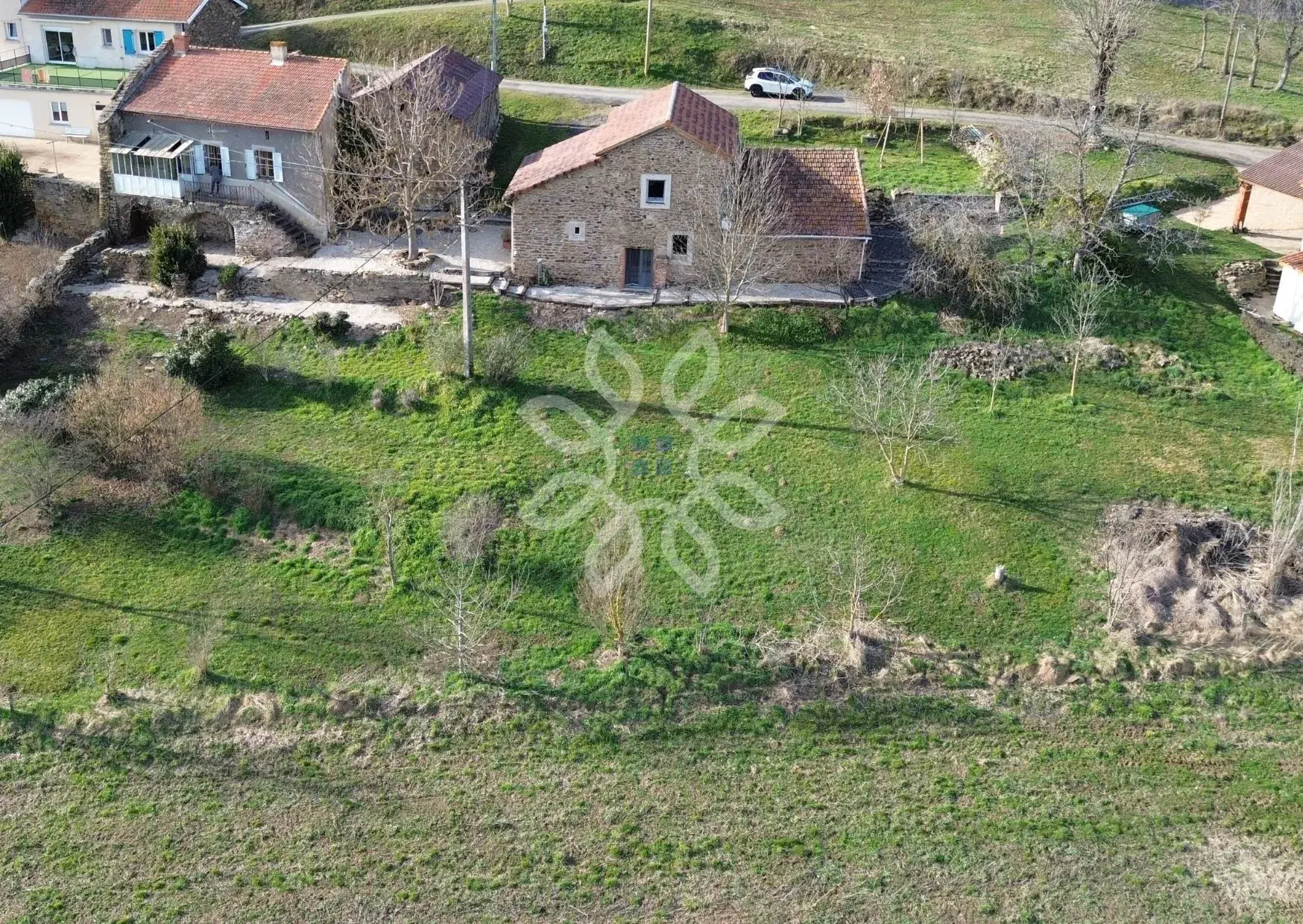 Maison en pierre de 76m² avec dépendances et grand terrain à Blesle 