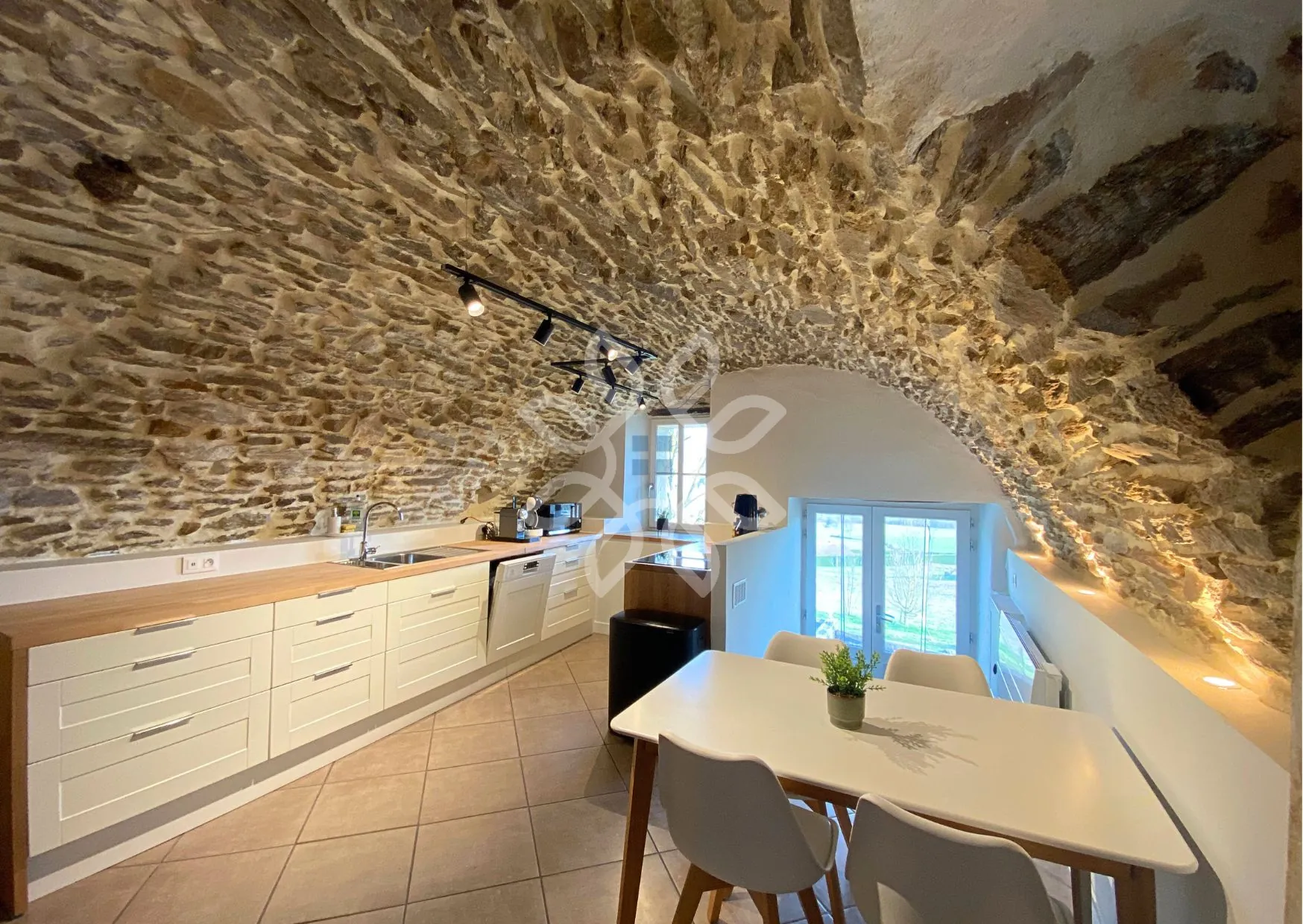 Maison en pierre de 76m² avec dépendances et grand terrain à Blesle 