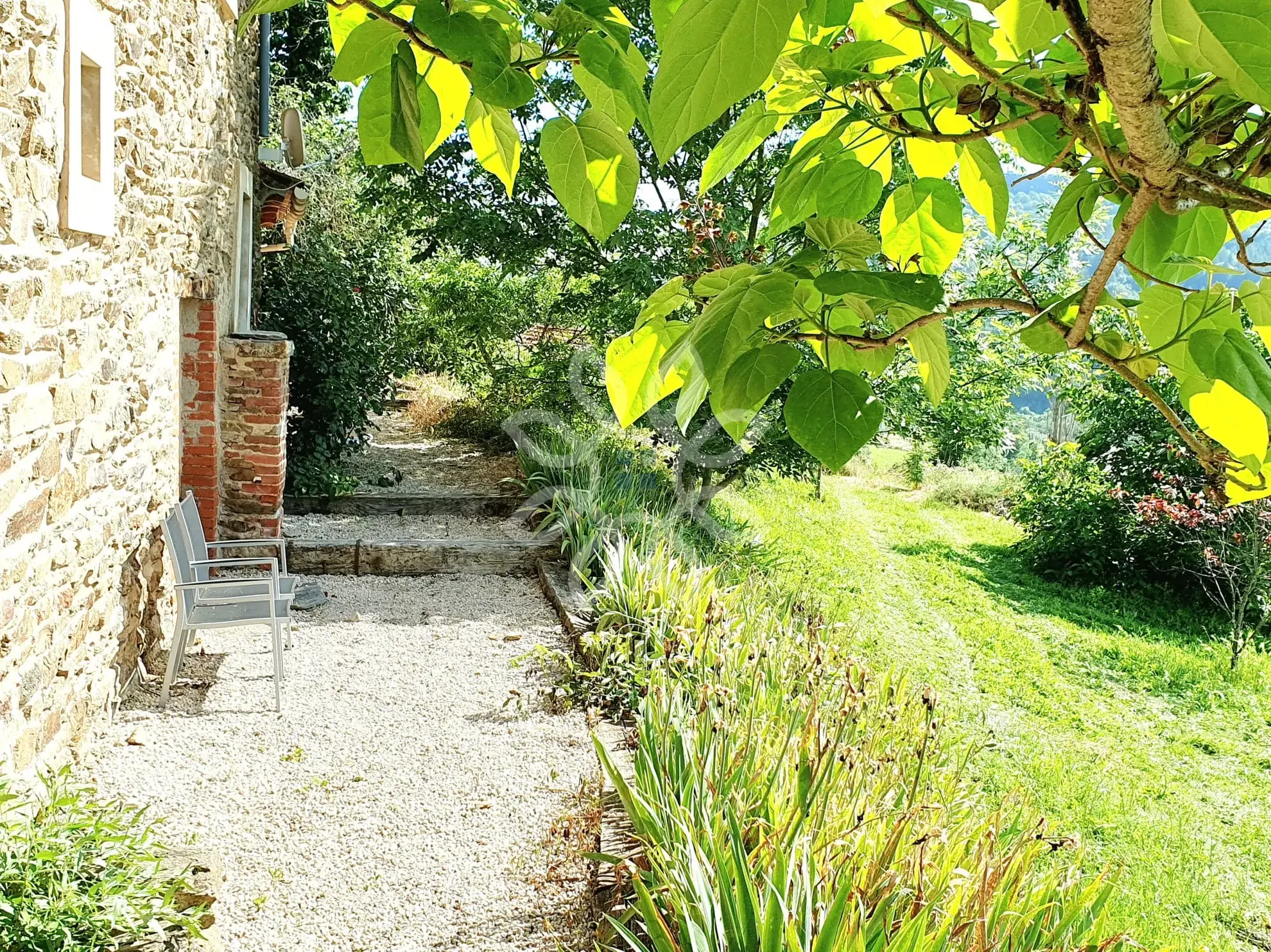 Maison en pierre de 76m² avec dépendances et grand terrain à Blesle 