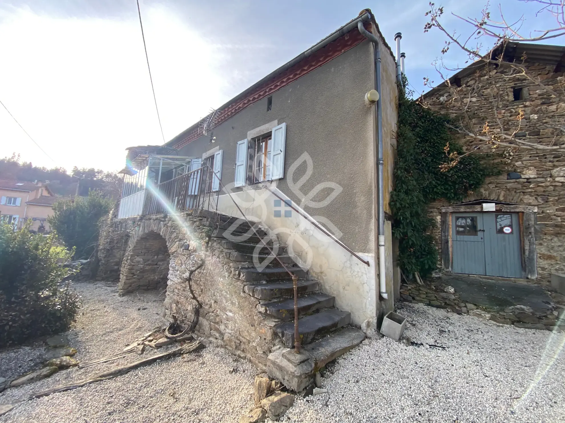 Maison en pierre de 76m² avec dépendances et grand terrain à Blesle 