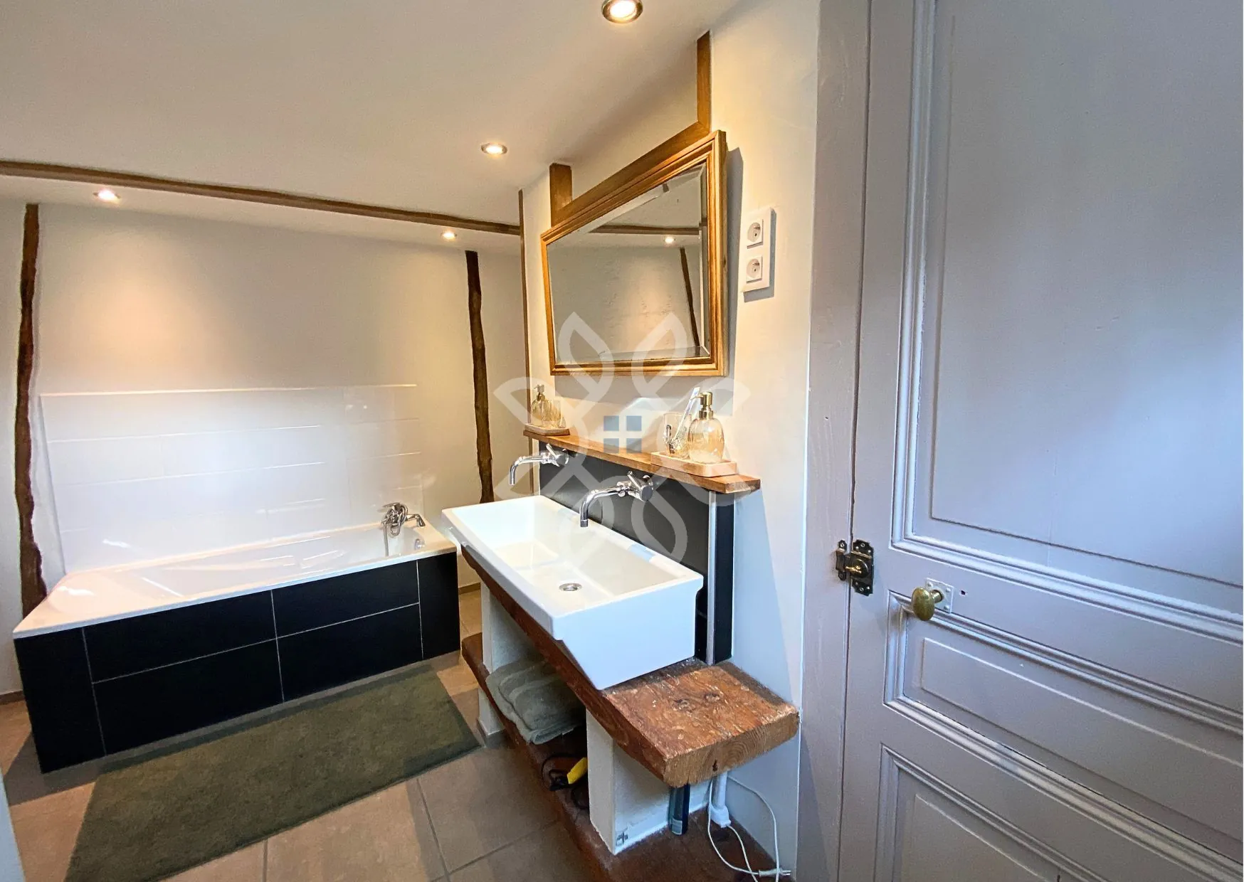 Maison en pierre de 76m² avec dépendances et grand terrain à Blesle 