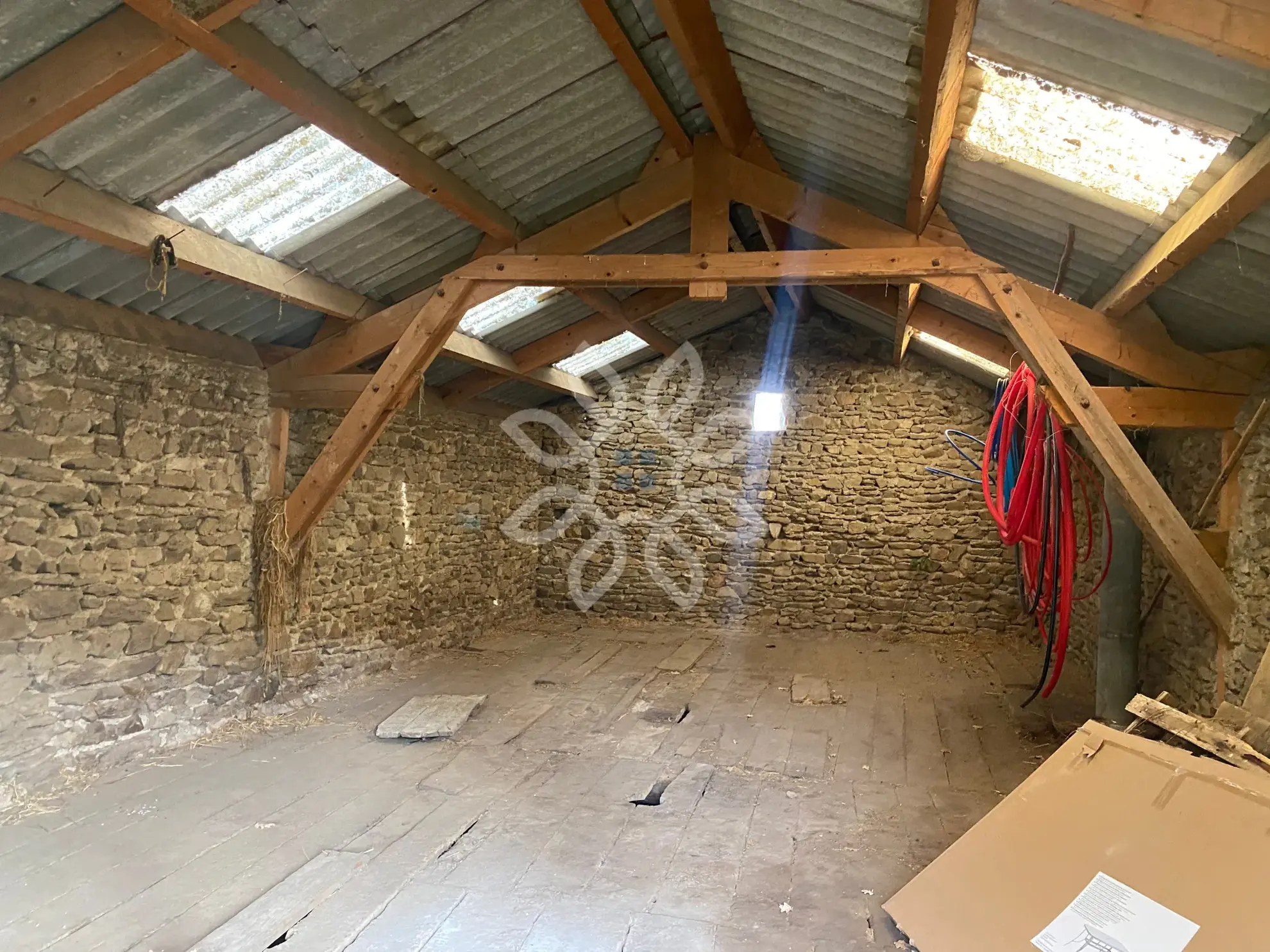 Maison en pierre de 76m² avec dépendances et grand terrain à Blesle 