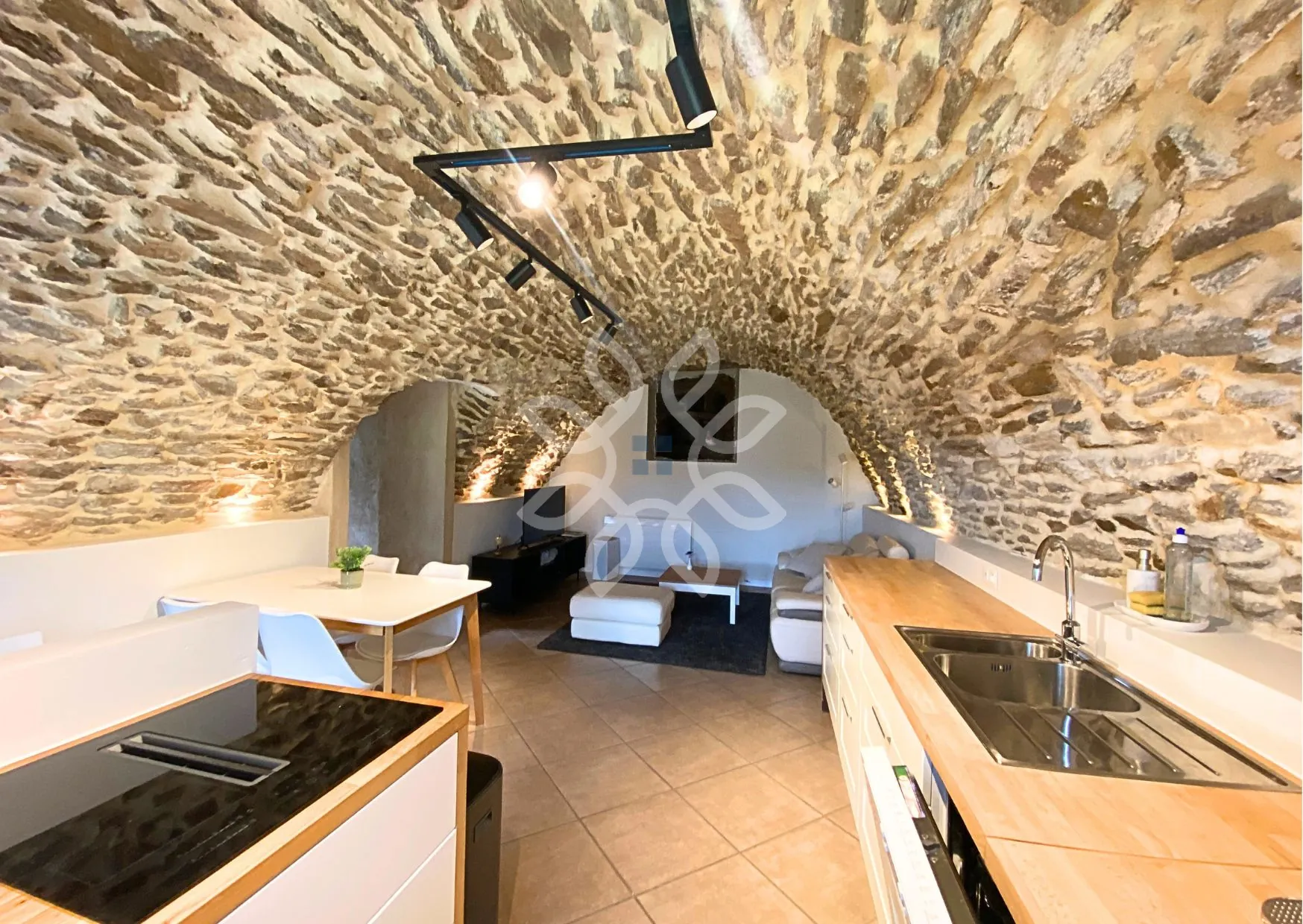 Maison en pierre de 76m² avec dépendances et grand terrain à Blesle 