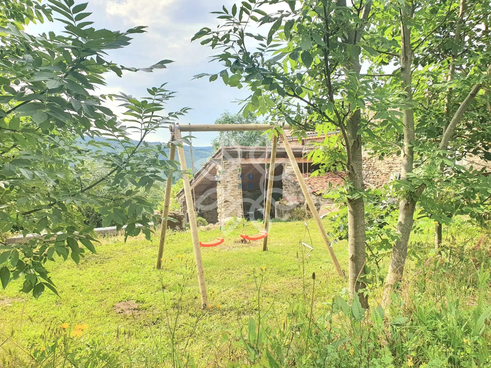 Maison en pierre de 76m² avec dépendances et grand terrain à Blesle 