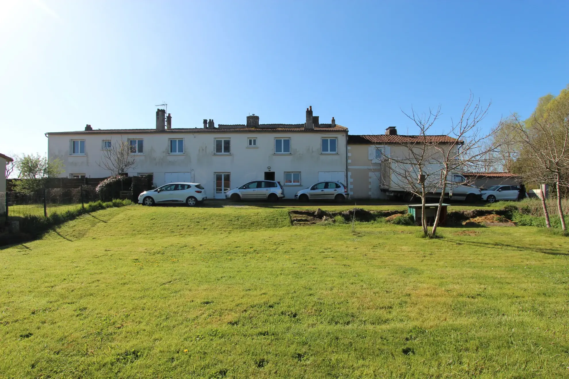 A vendre ensemble immobilier à Coulon avec terrains et garages