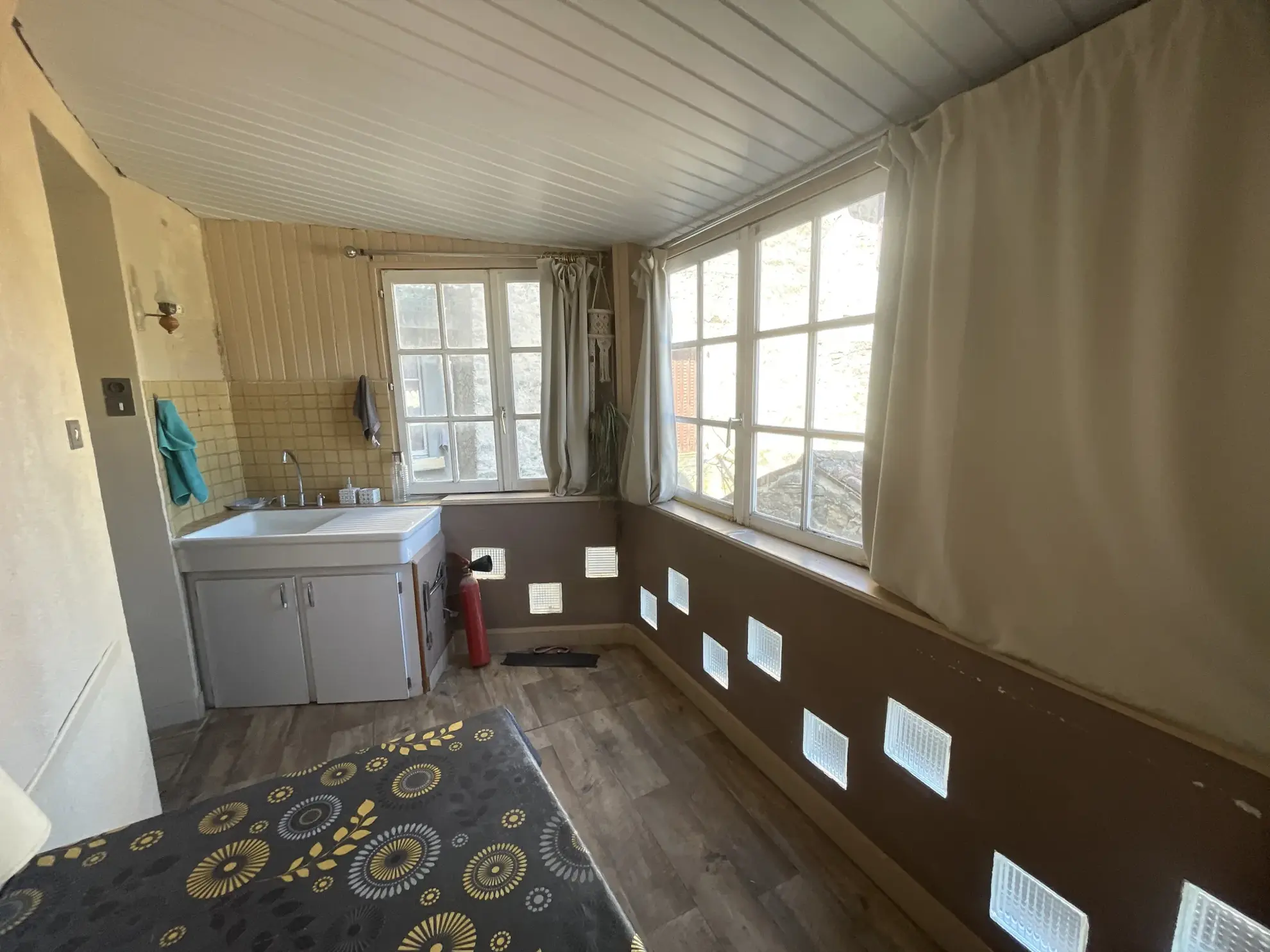 Appartement duplex 5 pièces meublé avec locaux commerciaux à Saint Rome de Tarn 