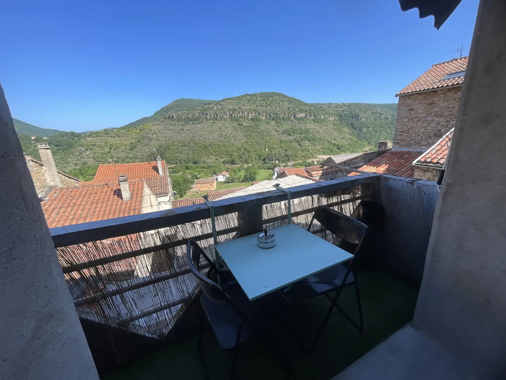 Appartement duplex 5 pièces meublé avec locaux commerciaux à Saint Rome de Tarn 