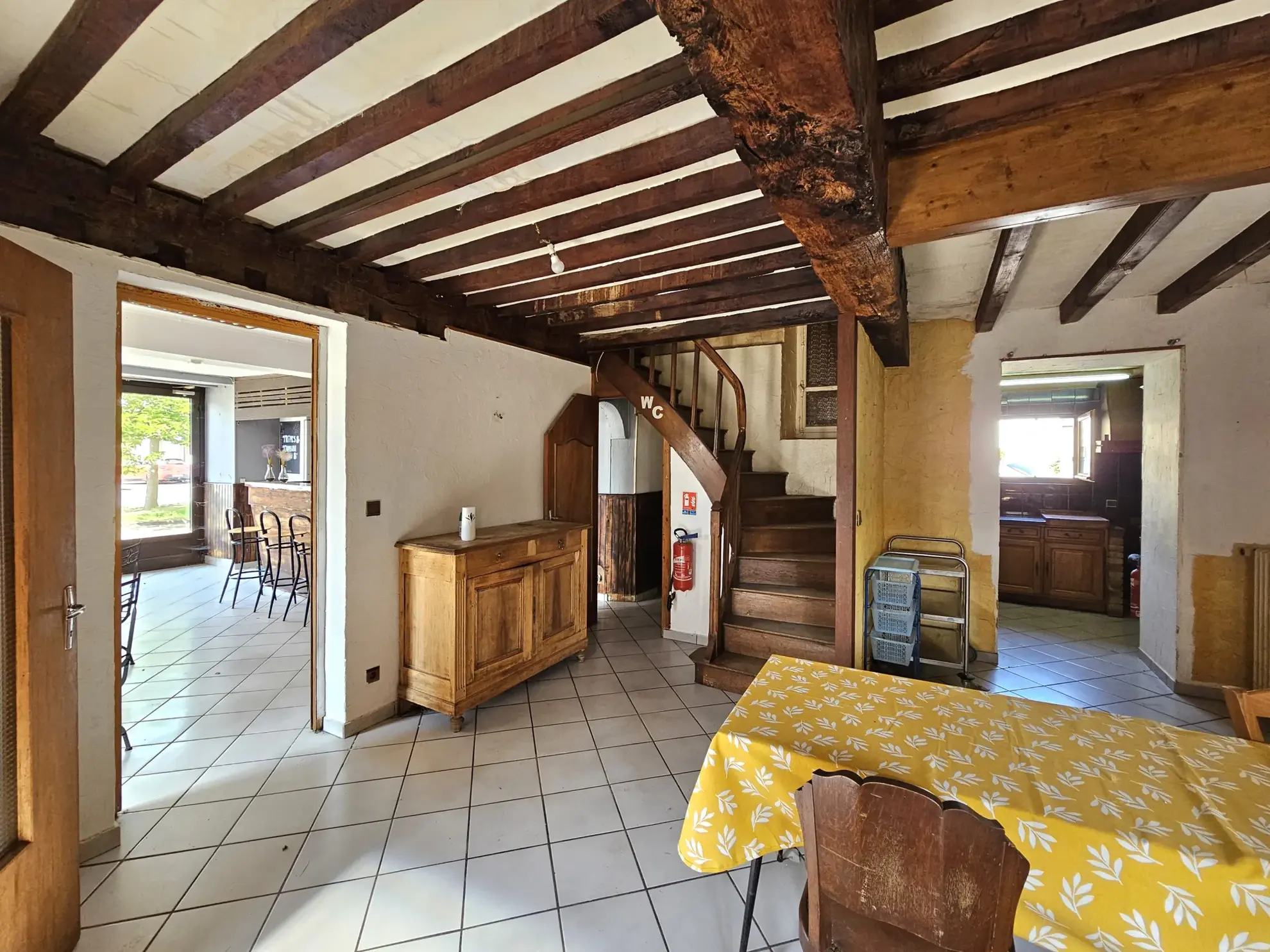 Ancien bar/restaurant avec logement à rénover à Espinasse, Combrailles 