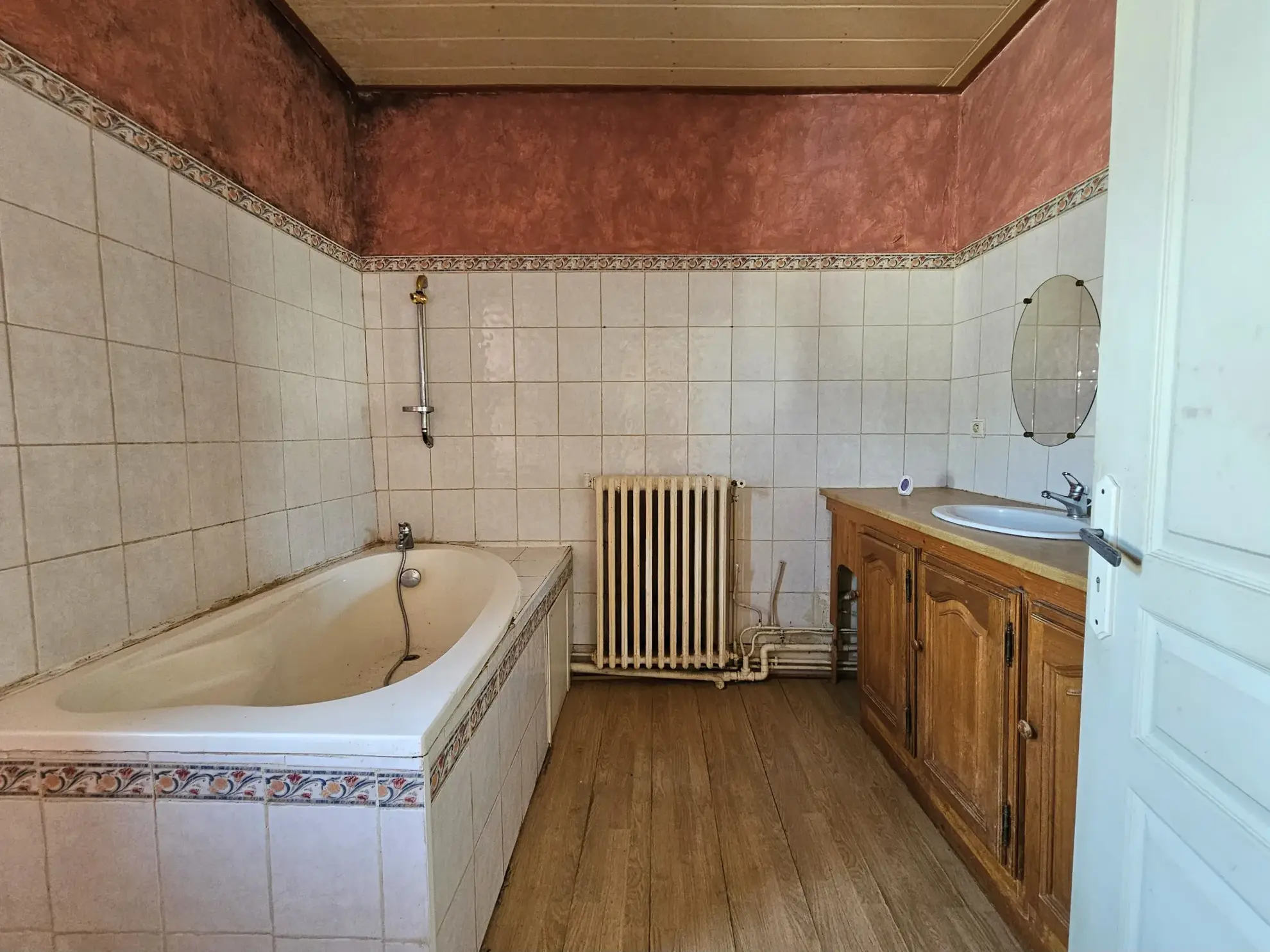 Ancien bar/restaurant avec logement à rénover à Espinasse, Combrailles 