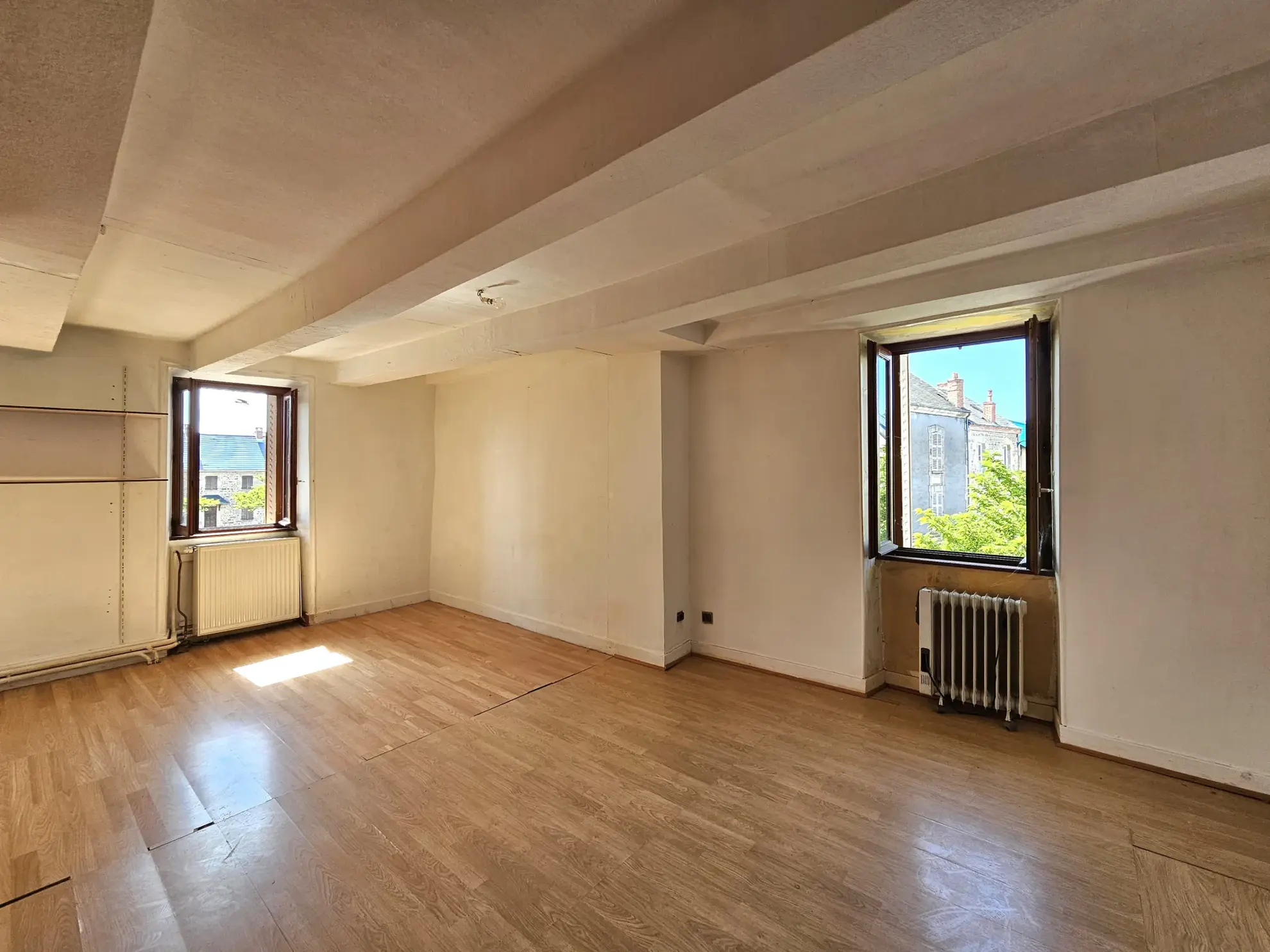 Ancien bar/restaurant avec logement à rénover à Espinasse, Combrailles 