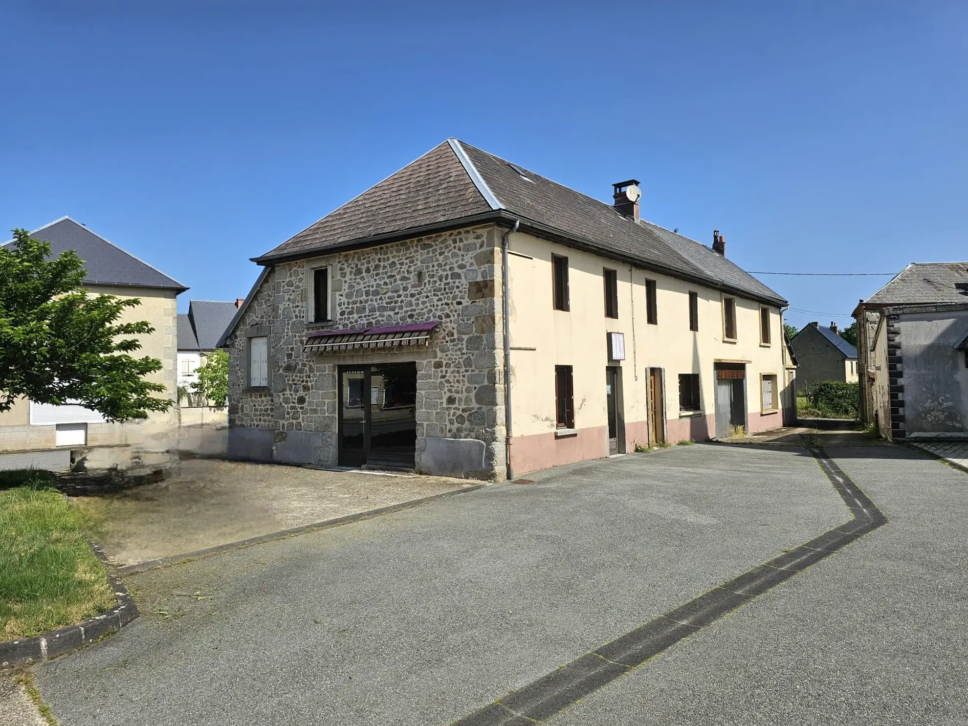Ancien bar/restaurant avec logement à rénover à Espinasse, Combrailles