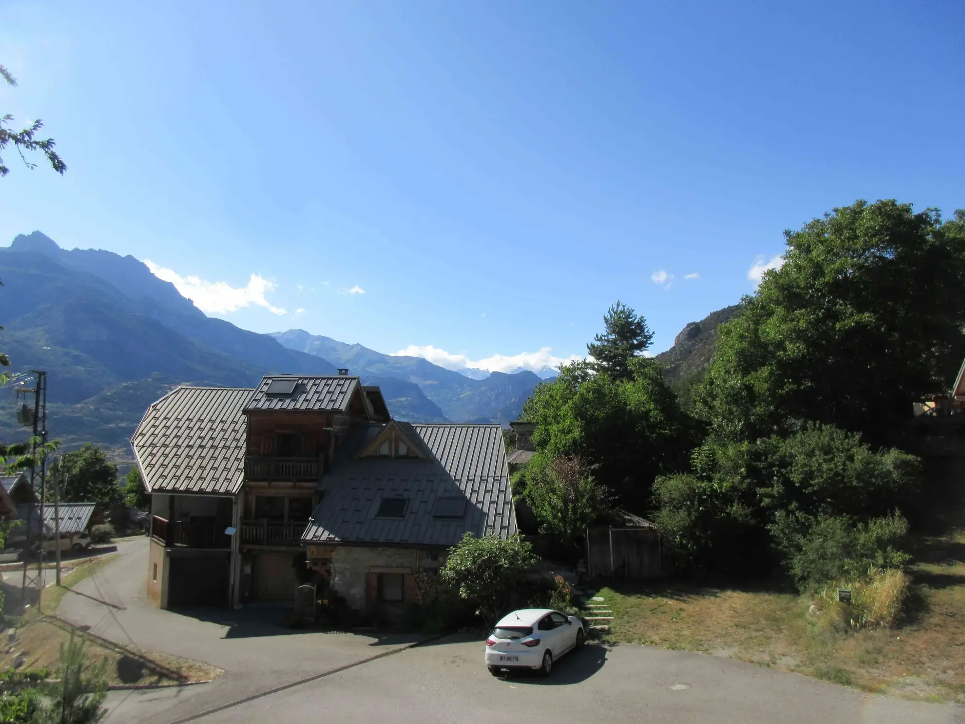 Maison de village récente avec terrasse dans les Hautes-Alpes à St Crepin 