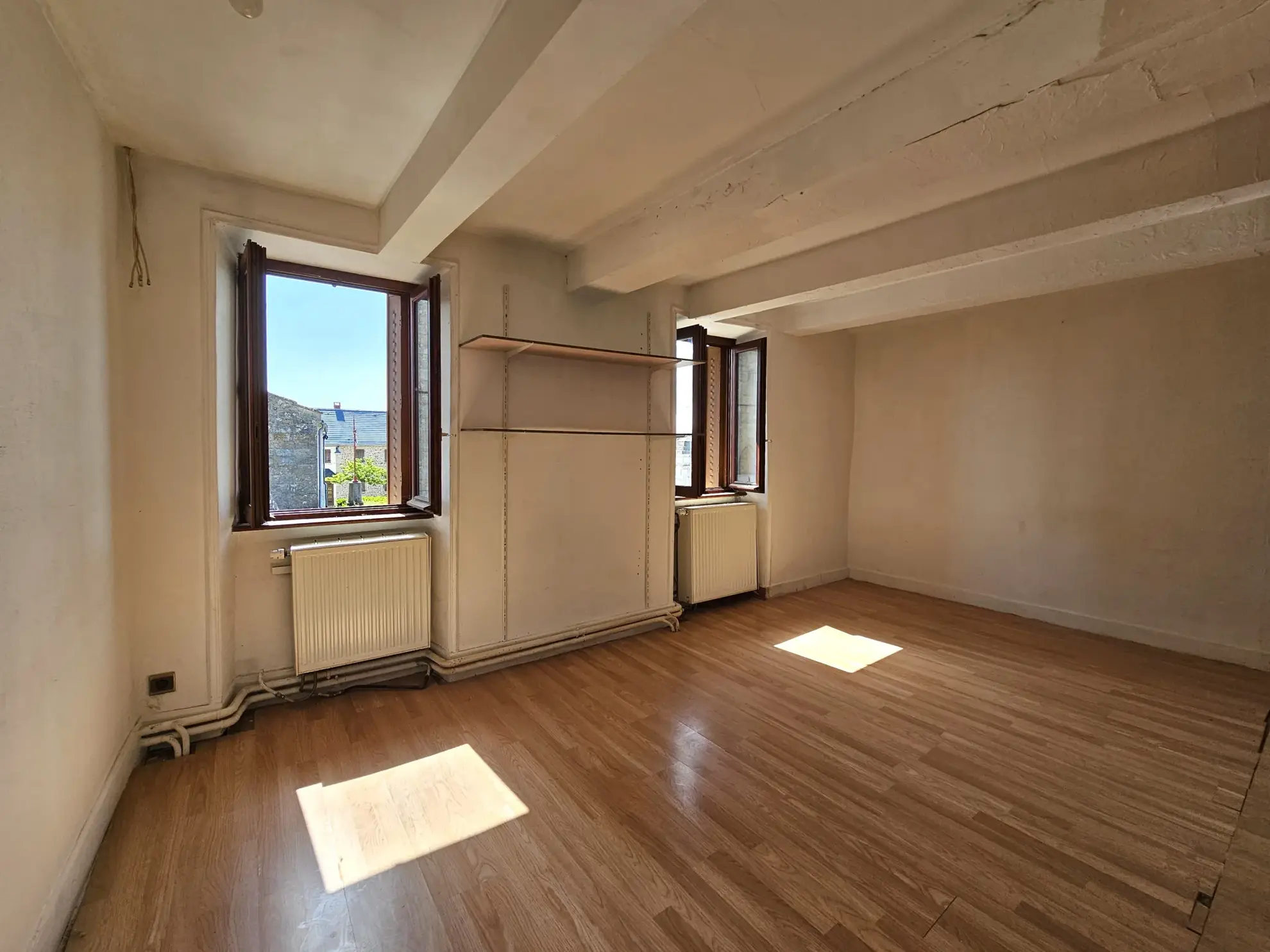 Ancien bar/restaurant avec logement à rénover à Espinasse, Combrailles 