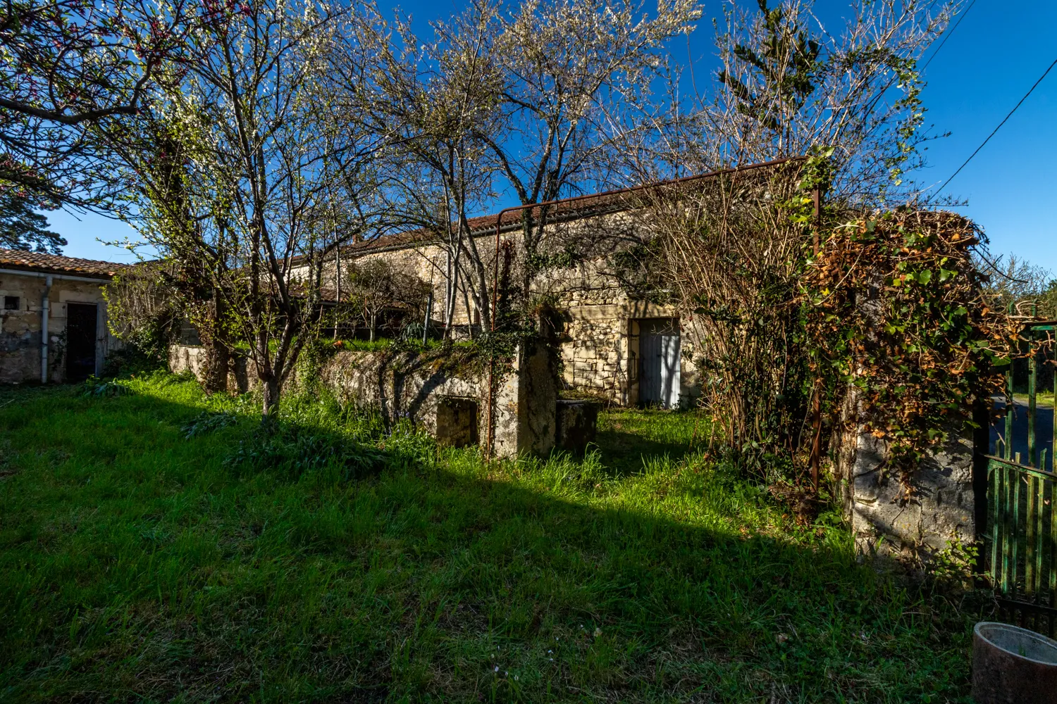 Charmante maison charentaise à rénover avec dépendances et jardin à Saint-Savinien 