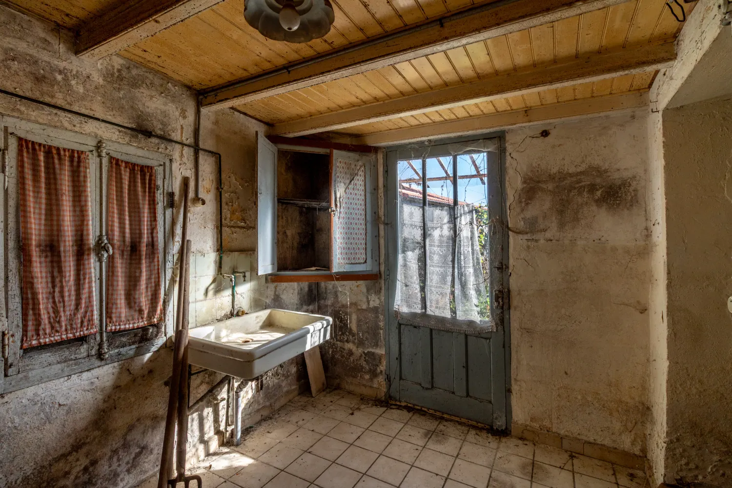 Charmante maison charentaise à rénover avec dépendances et jardin à Saint-Savinien 