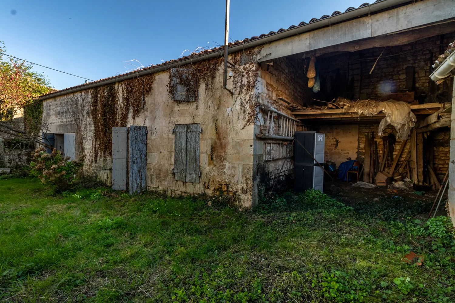 Charmante maison charentaise à rénover avec dépendances et jardin à Saint-Savinien 