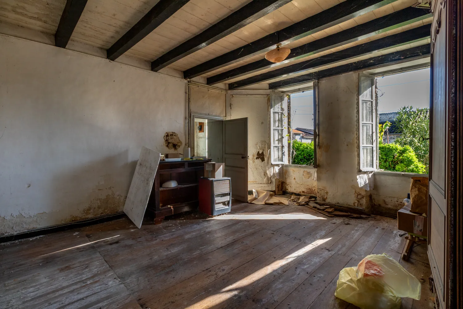 Charmante maison charentaise à rénover avec dépendances et jardin à Saint-Savinien 
