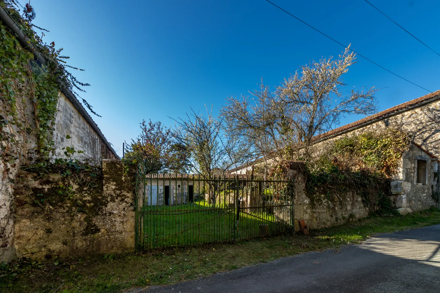 Charmante maison charentaise à rénover avec dépendances et jardin à Saint-Savinien 