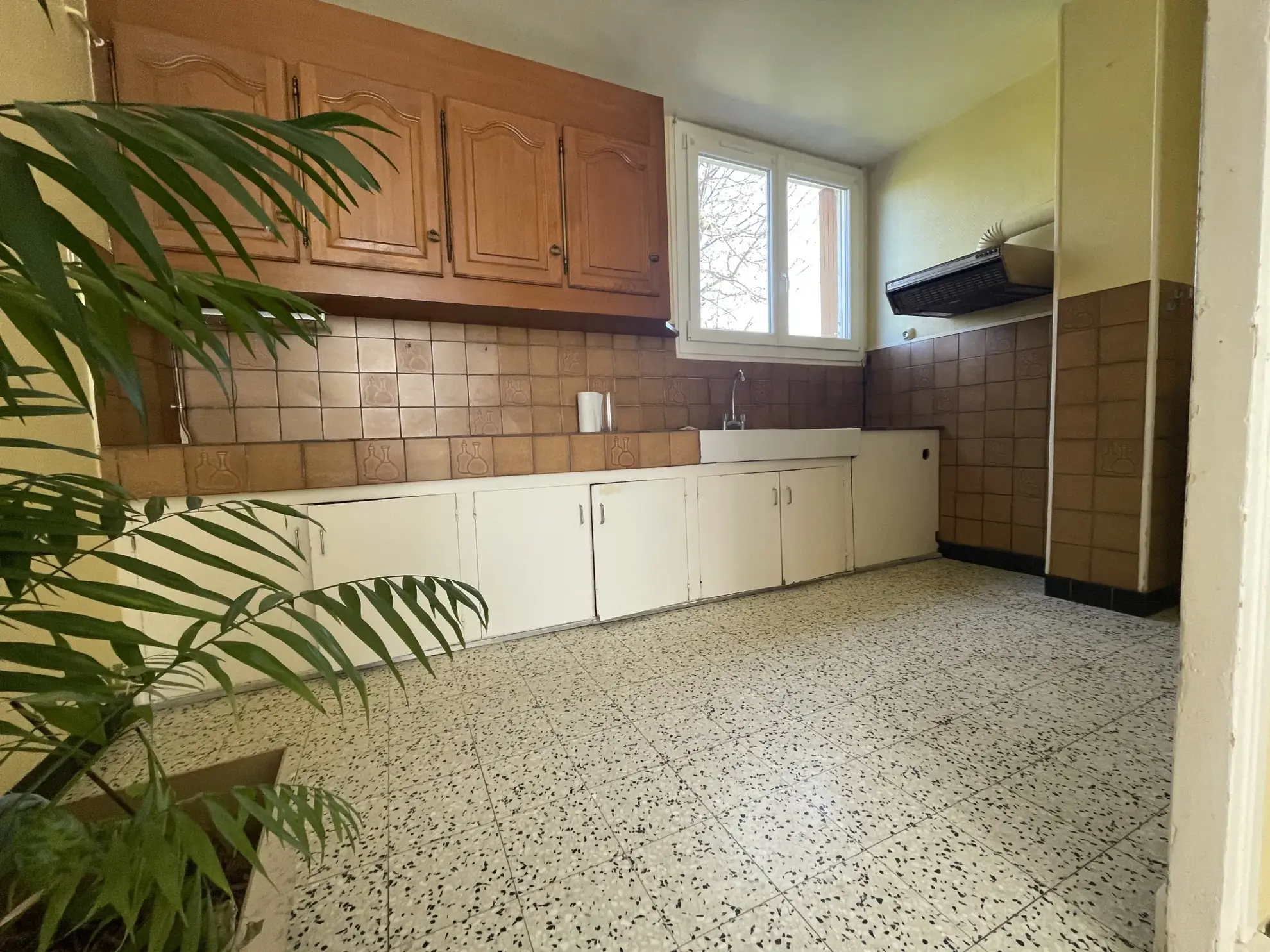 Maison à vendre en centre-ville de Prémery avec 3 chambres et garages 