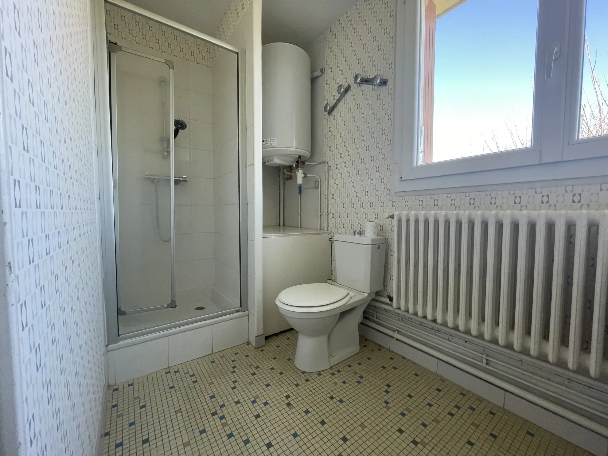 Maison à vendre en centre-ville de Prémery avec 3 chambres et garages 