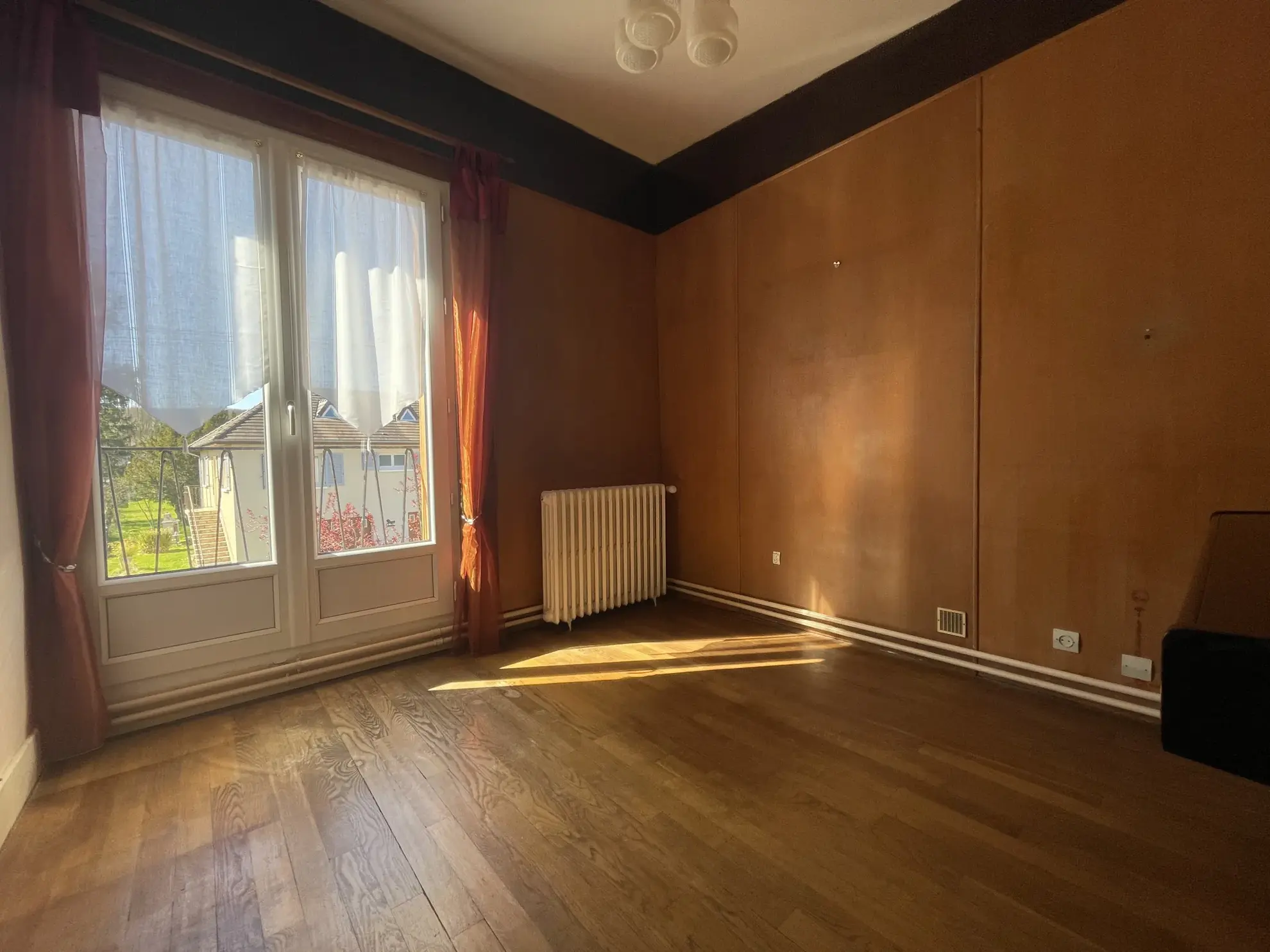 Maison à vendre en centre-ville de Prémery avec 3 chambres et garages 