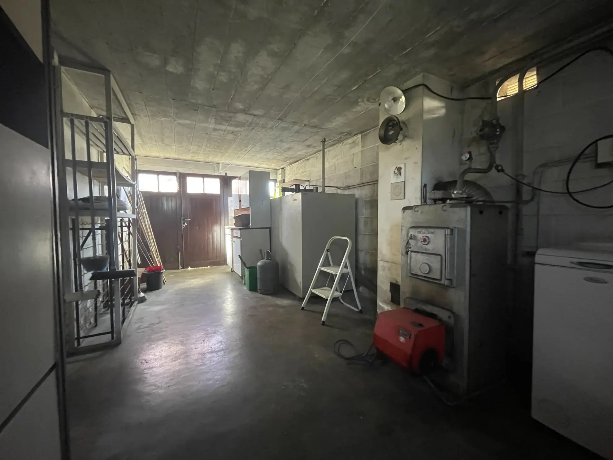 Maison à vendre en centre-ville de Prémery avec 3 chambres et garages 