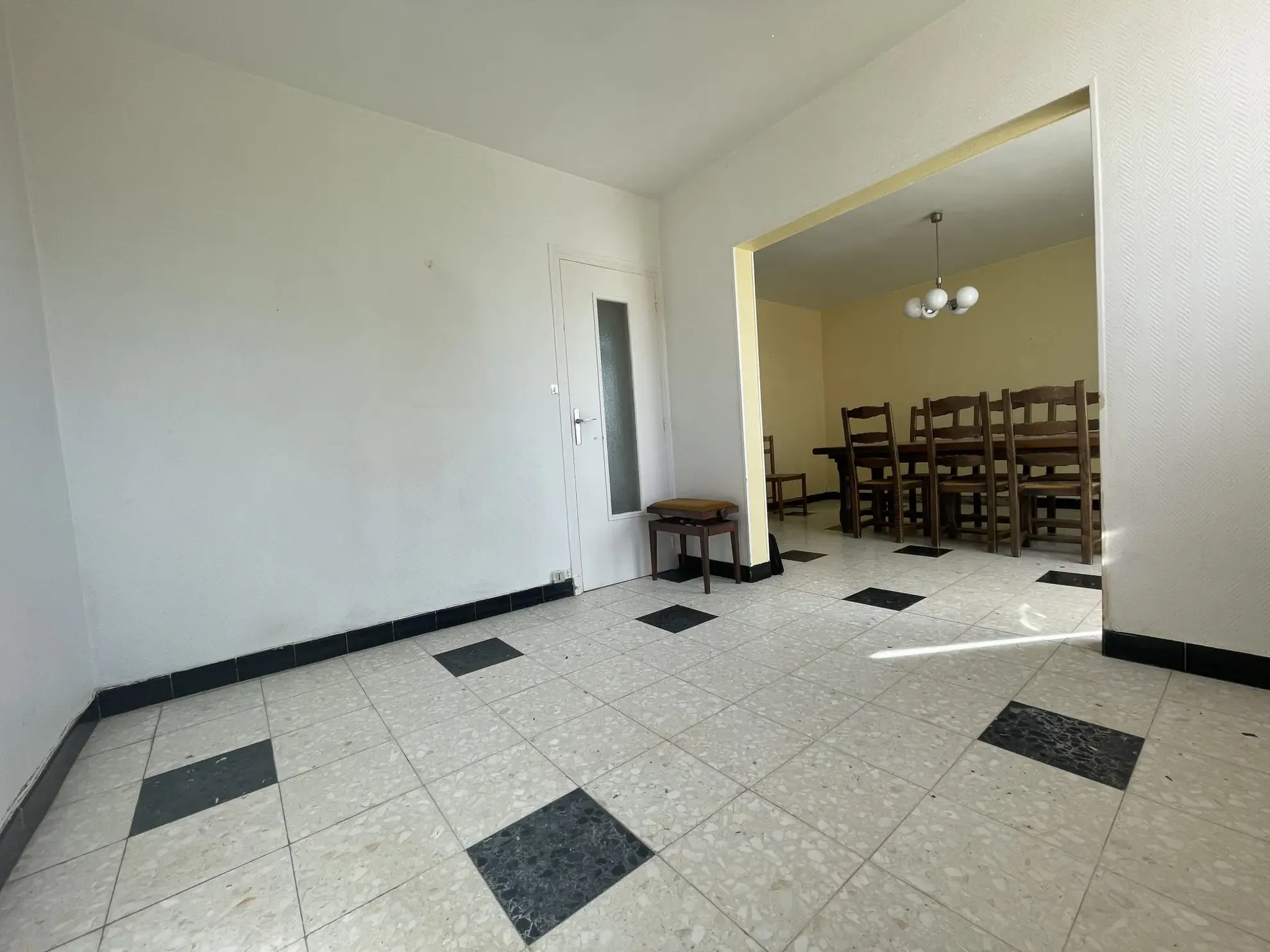 Maison à vendre en centre-ville de Prémery avec 3 chambres et garages 