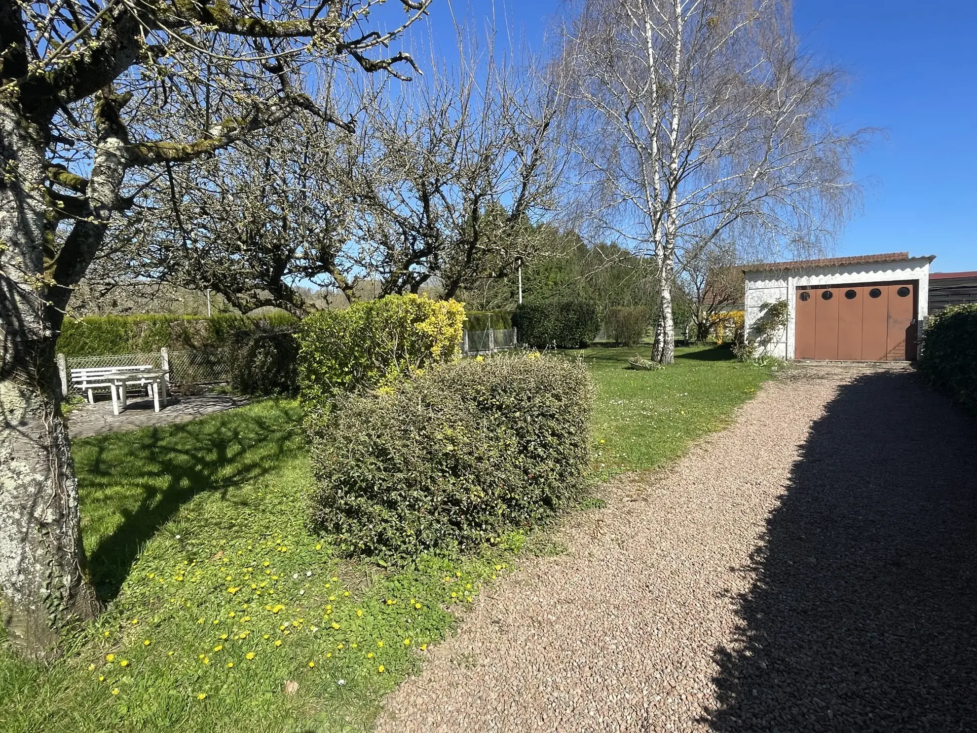 Maison à vendre en centre-ville de Prémery avec 3 chambres et garages 