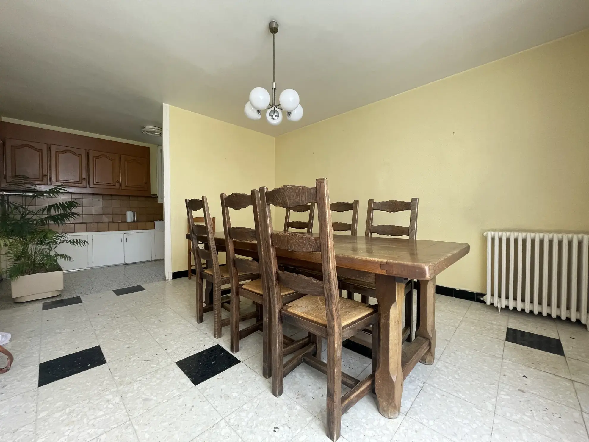 Maison à vendre en centre-ville de Prémery avec 3 chambres et garages 