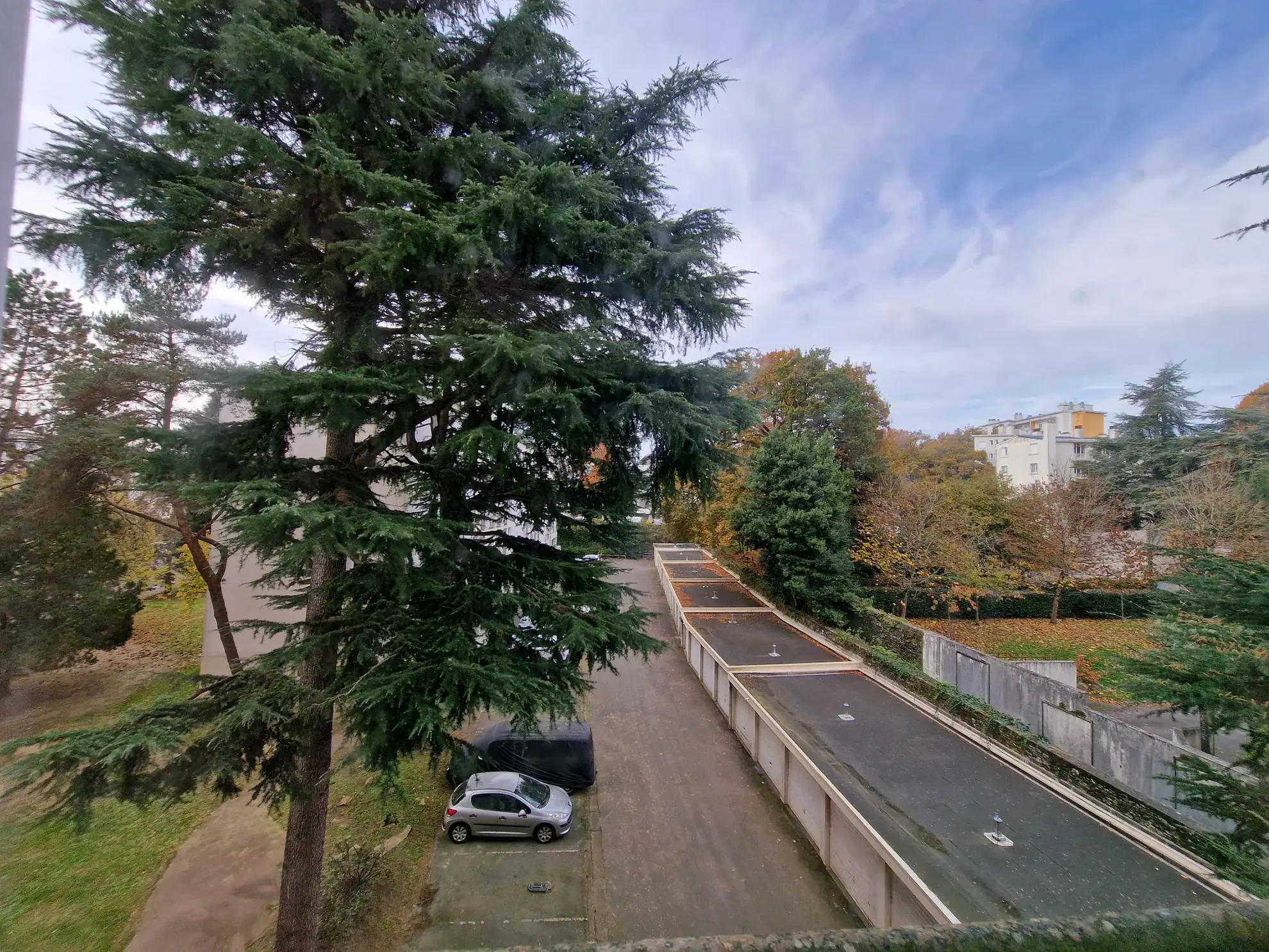 Maison de village avec cour et cave à Saint-Geniès-de-Comolas - Fort potentiel de rénovation 
