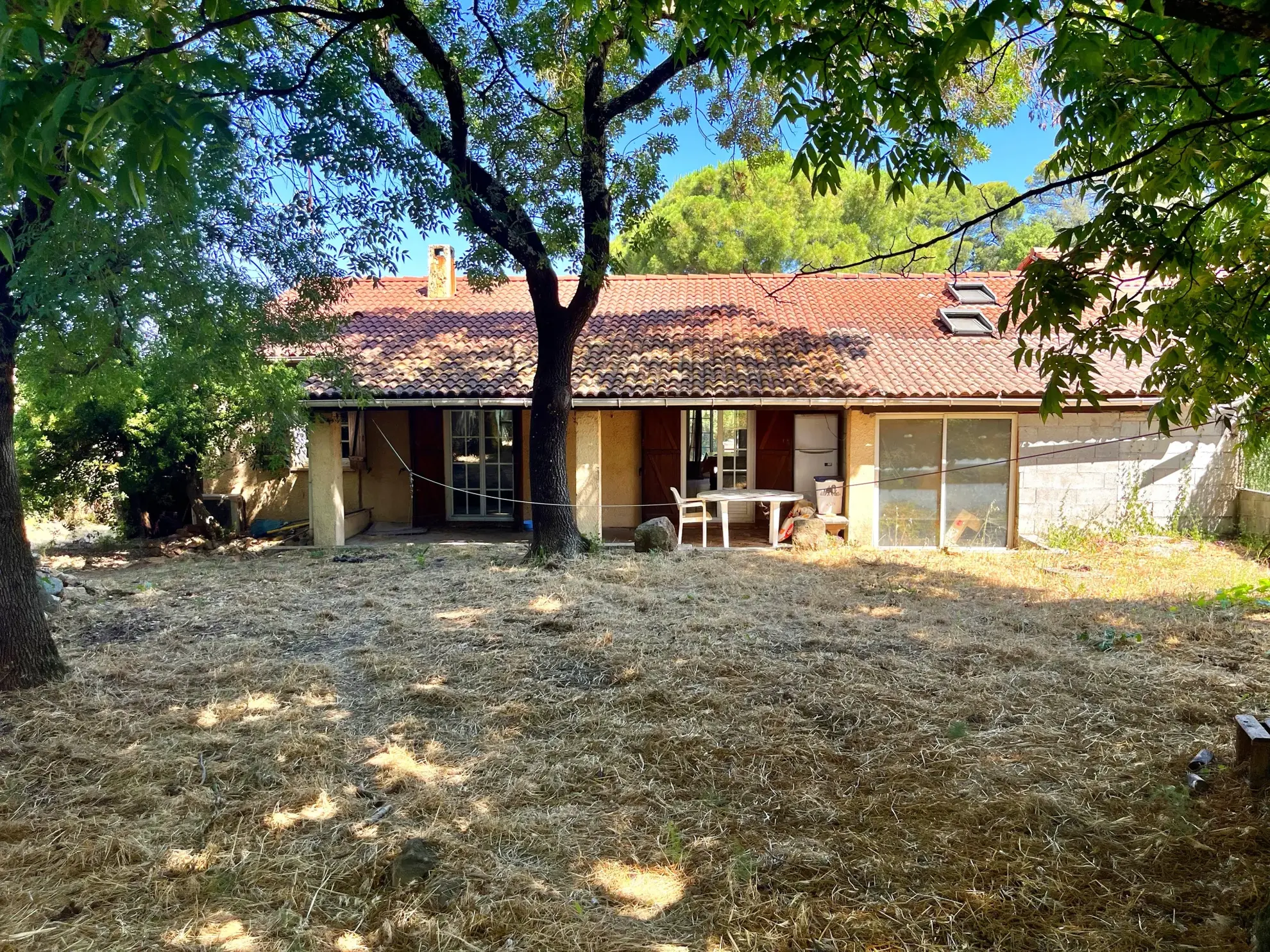 Villa de 105 m² avec piscine à Vidauban, 2 chambres, jardin clos, à rénover