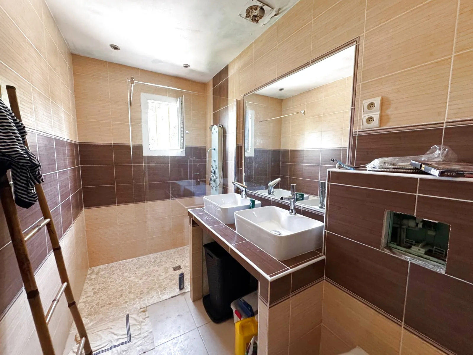 Villa de 105 m² avec piscine à Vidauban, 2 chambres, jardin clos, à rénover 